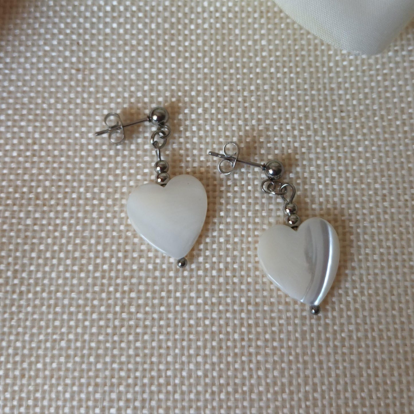 Boucles d’oreilles pendantes cœur nacre et acier inox - 3,4 × 1,5 cm