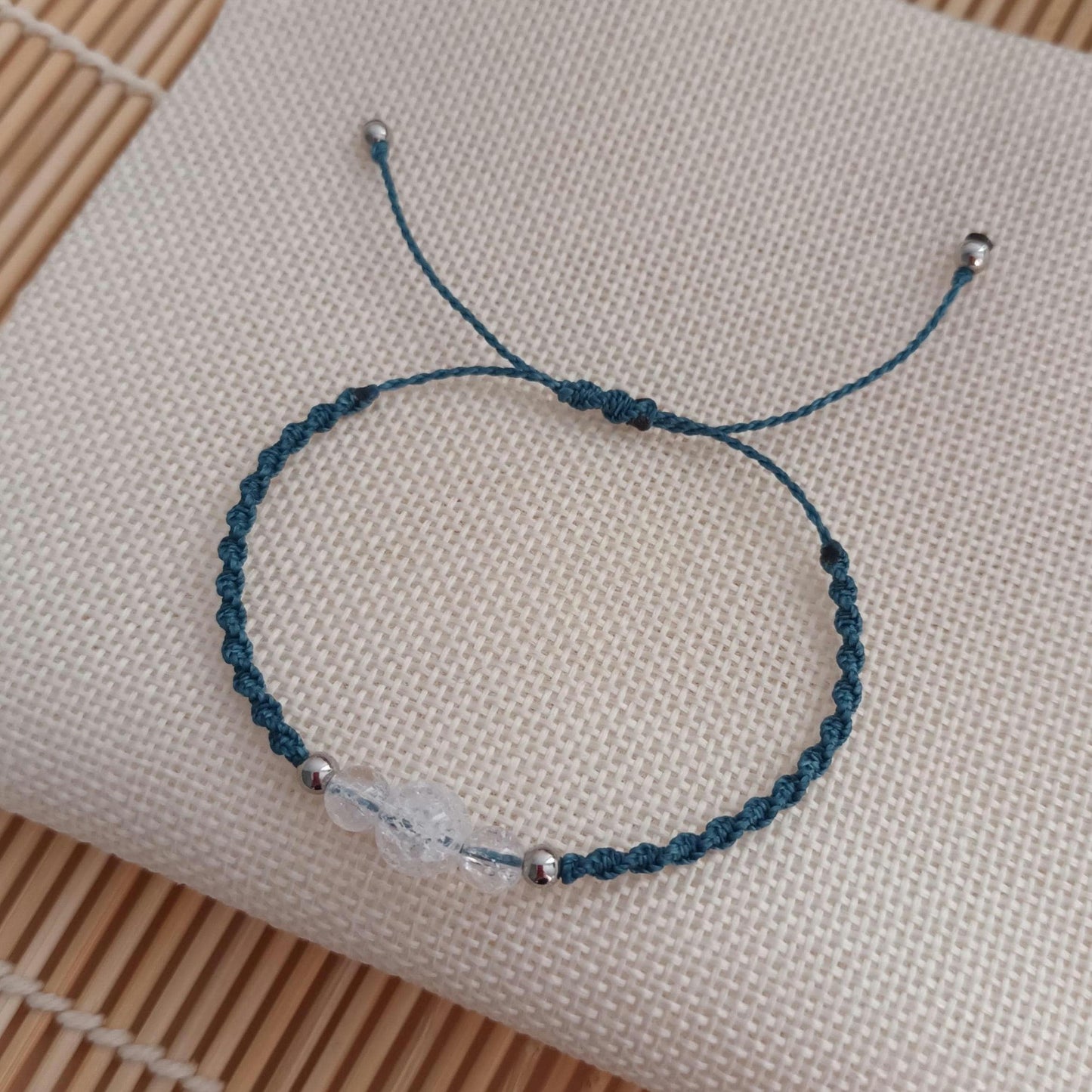 Bracelet micro‑macramé cristal de roche – perles 8 mm et 6 mm – ajustable