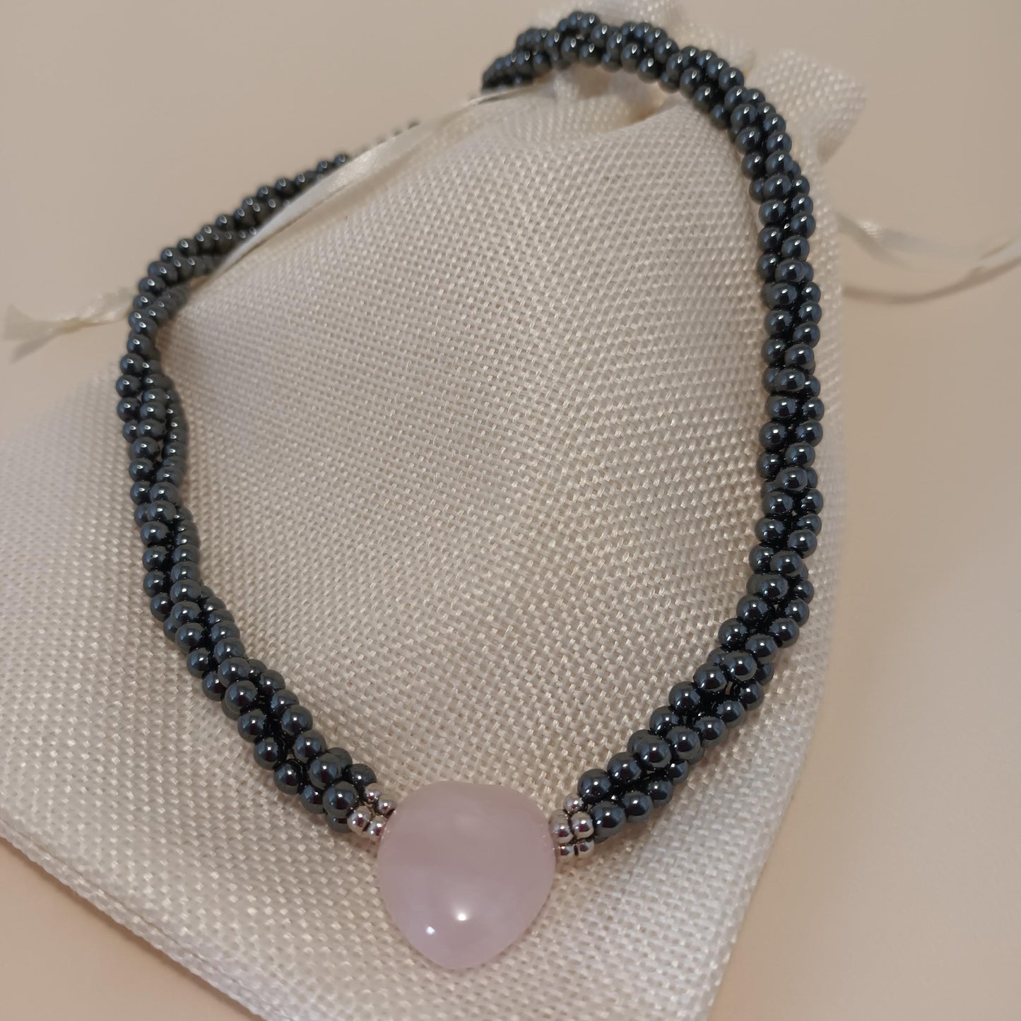 Collier quartz rose et hématite – cœur central – acier inoxydable