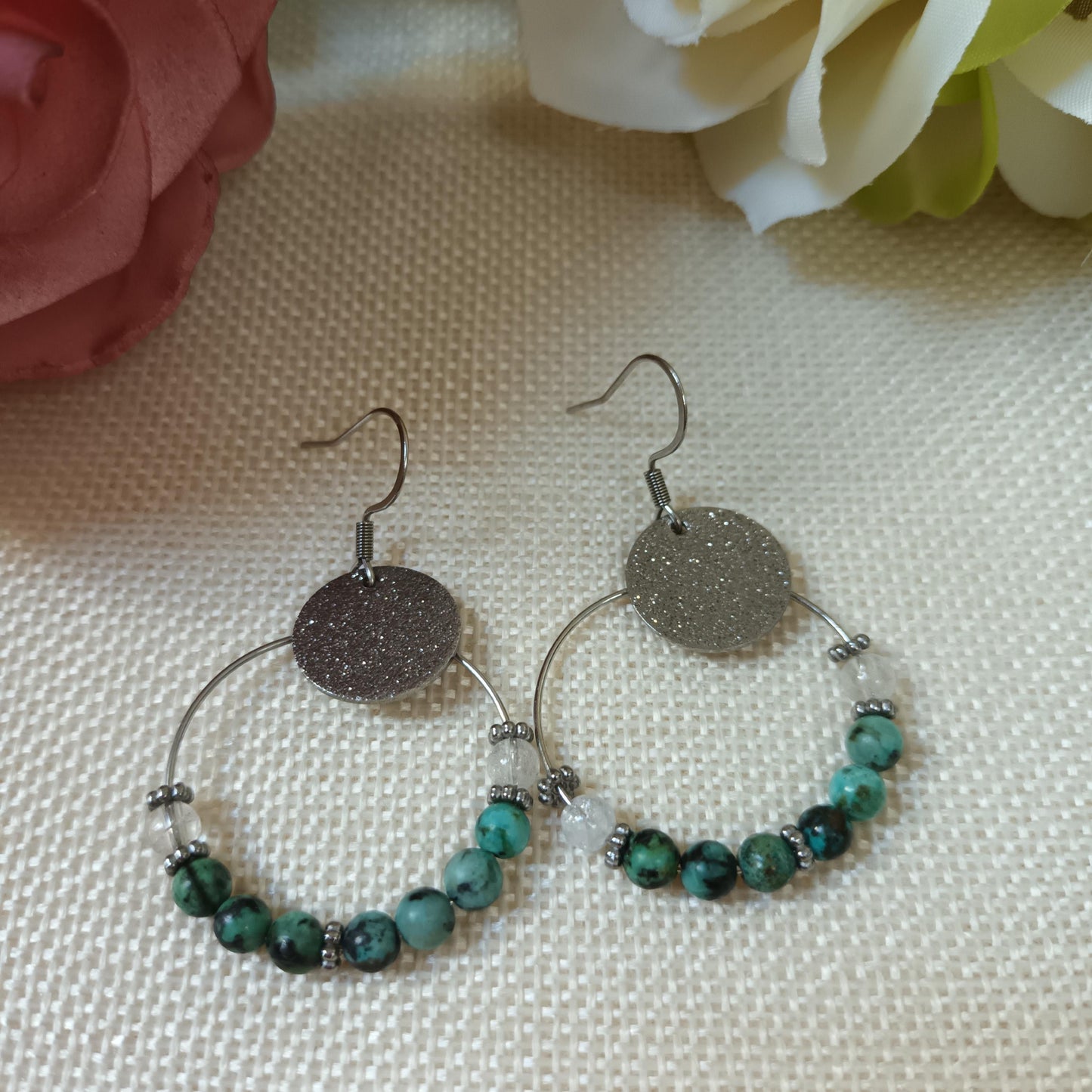 Boucles d’oreilles turquoise d’Afrique & cristal de roche • anneaux • acier inox argent • 5 × 3,5 cm