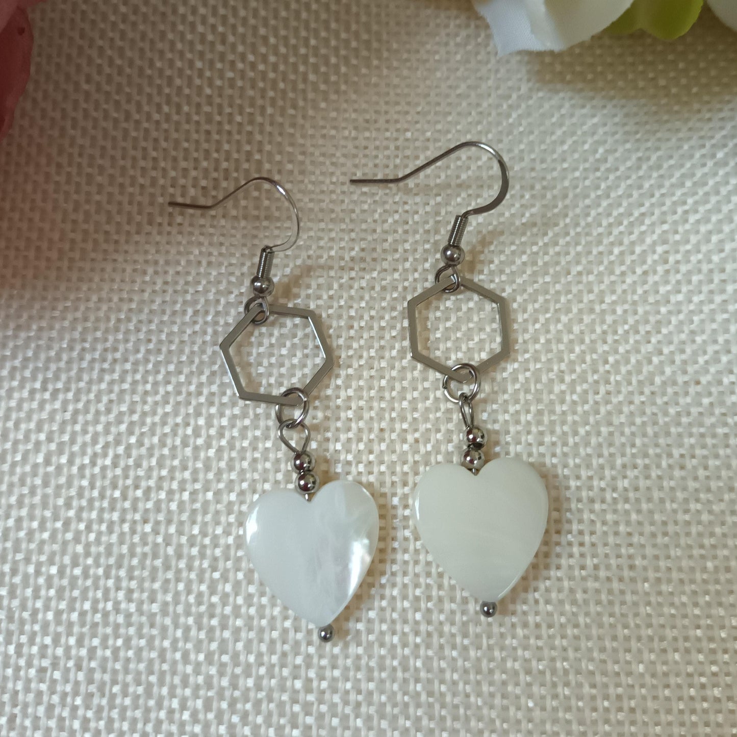 Boucles d’oreilles pendantes cœur nacre et acier inox - 5,8 × 1,5 cm