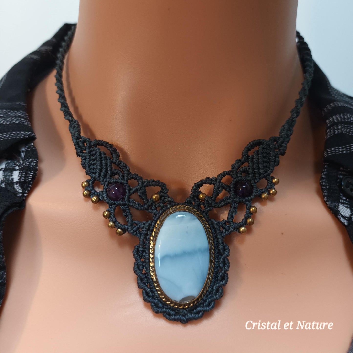 Collier micro‑macramé opale bleue et améthyste – réglable