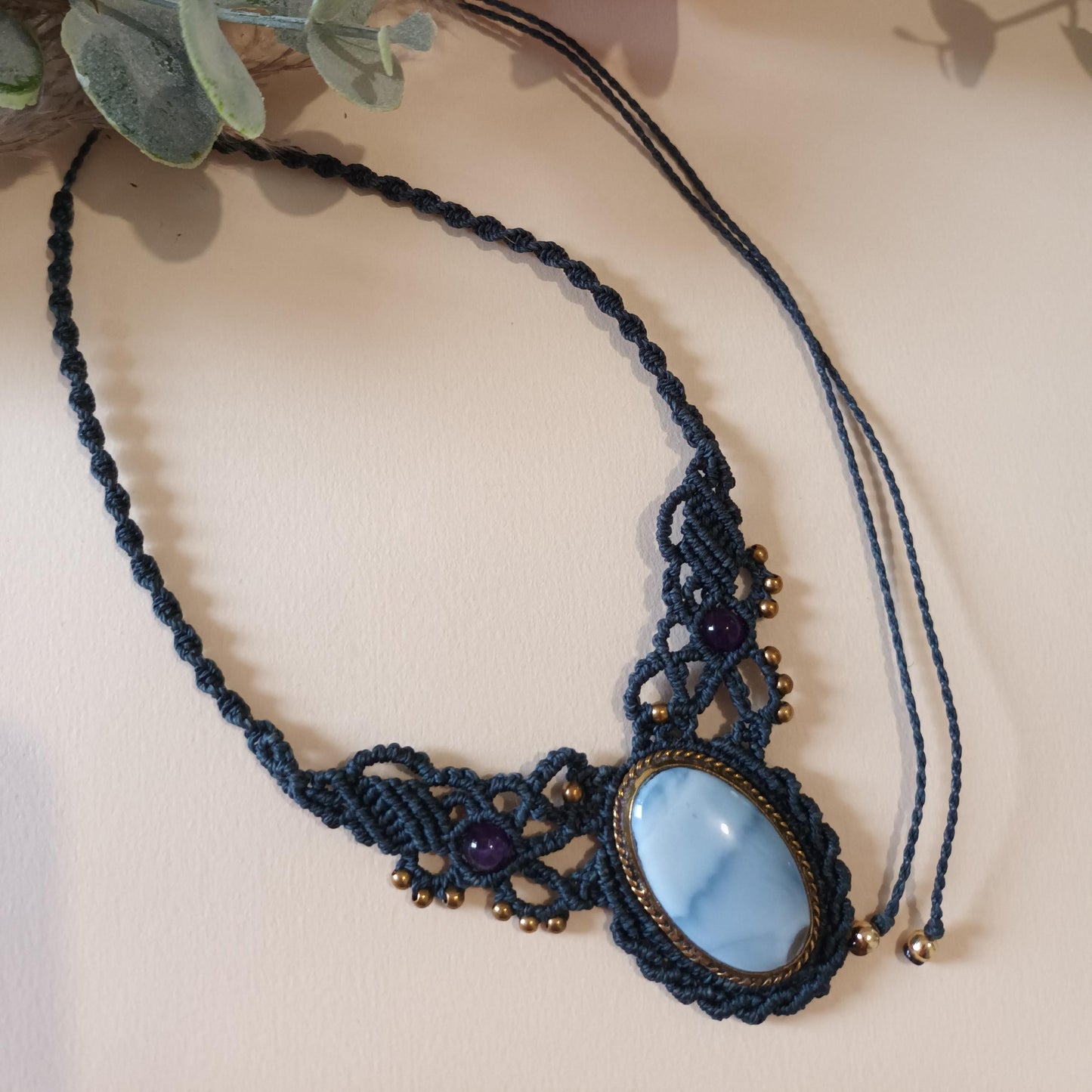 Collier micro‑macramé opale bleue et améthyste – réglable