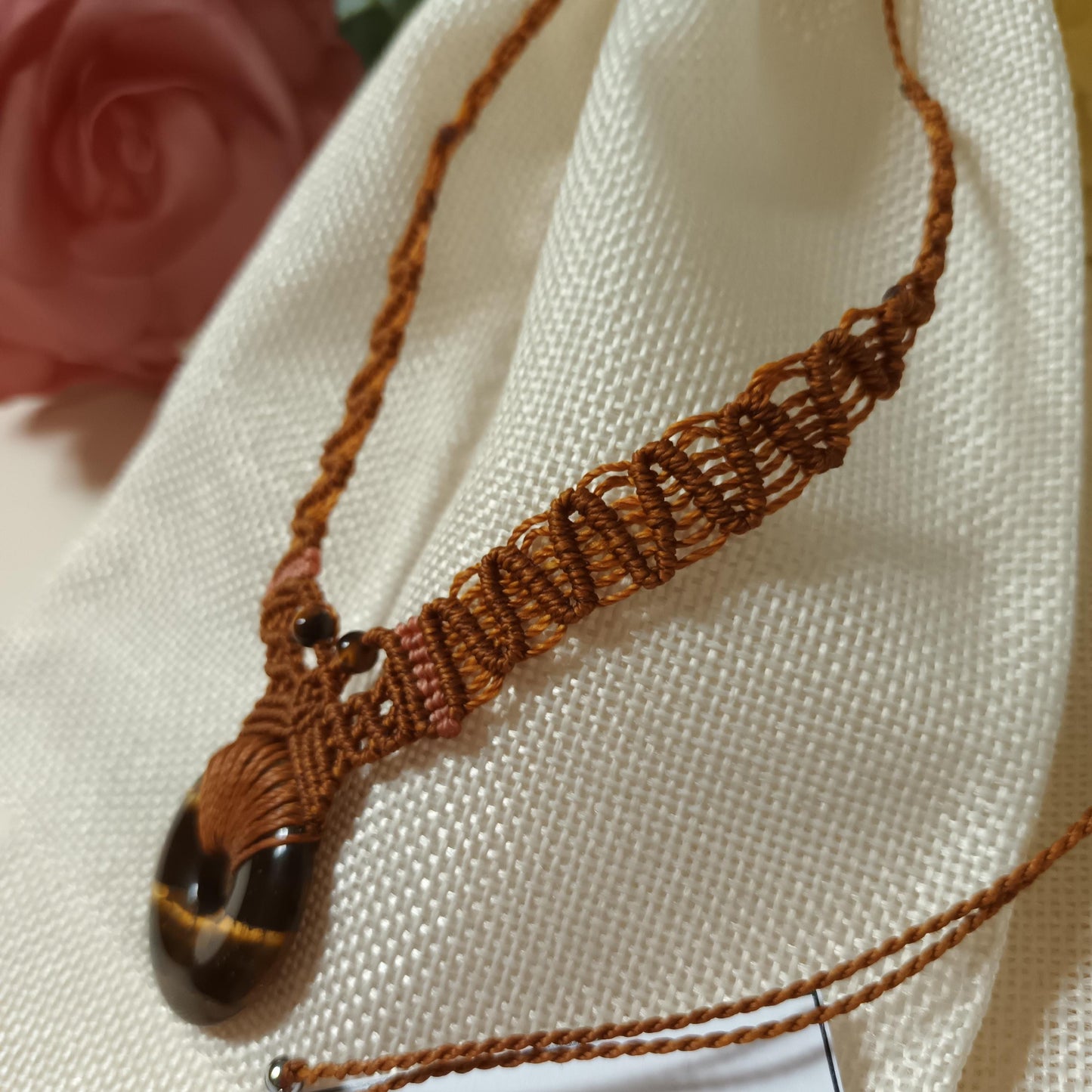 Collier donut œil de tigre 3 cm – micro‑macramé – réglable