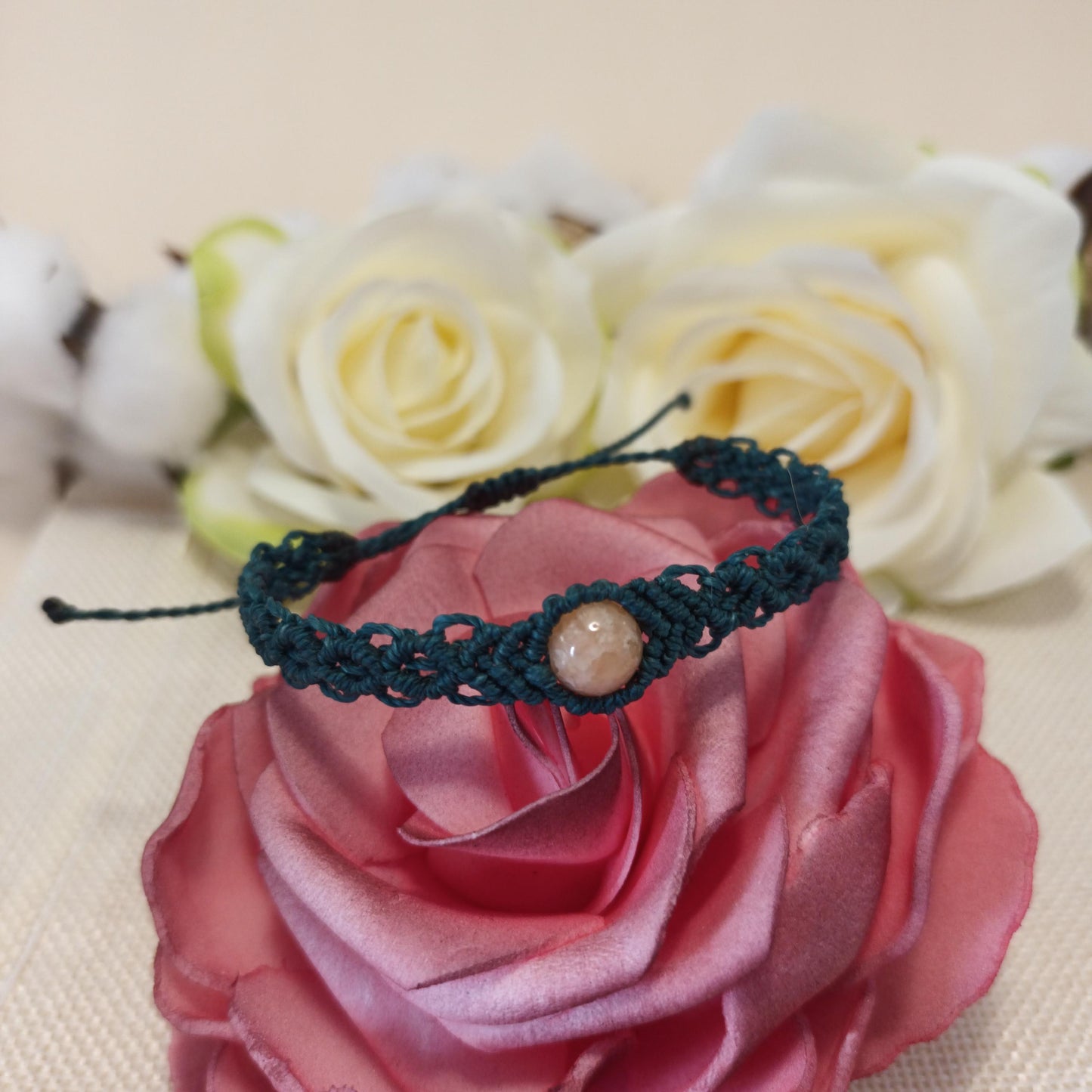 Bracelet pierre de soleil - micro-macramé - réglable