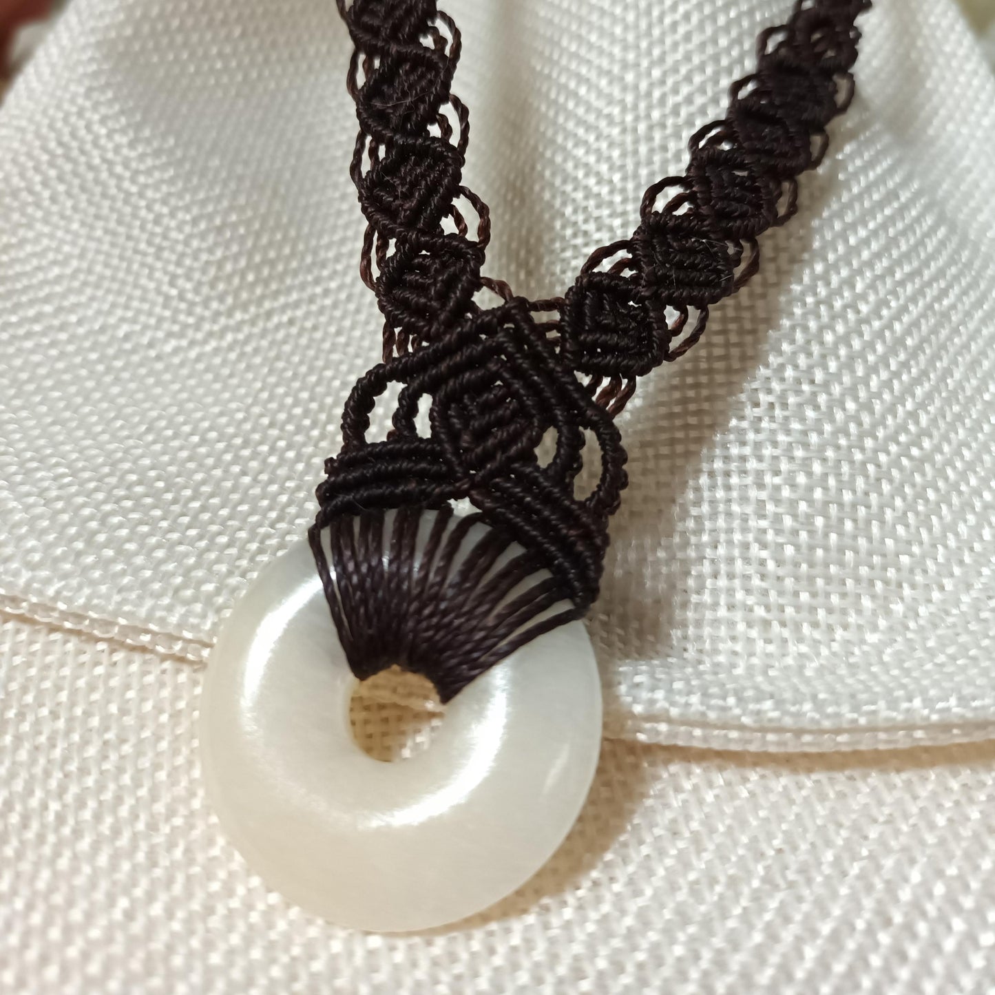 Collier donut calcite jaune 3 cm – micro‑macramé - réglable