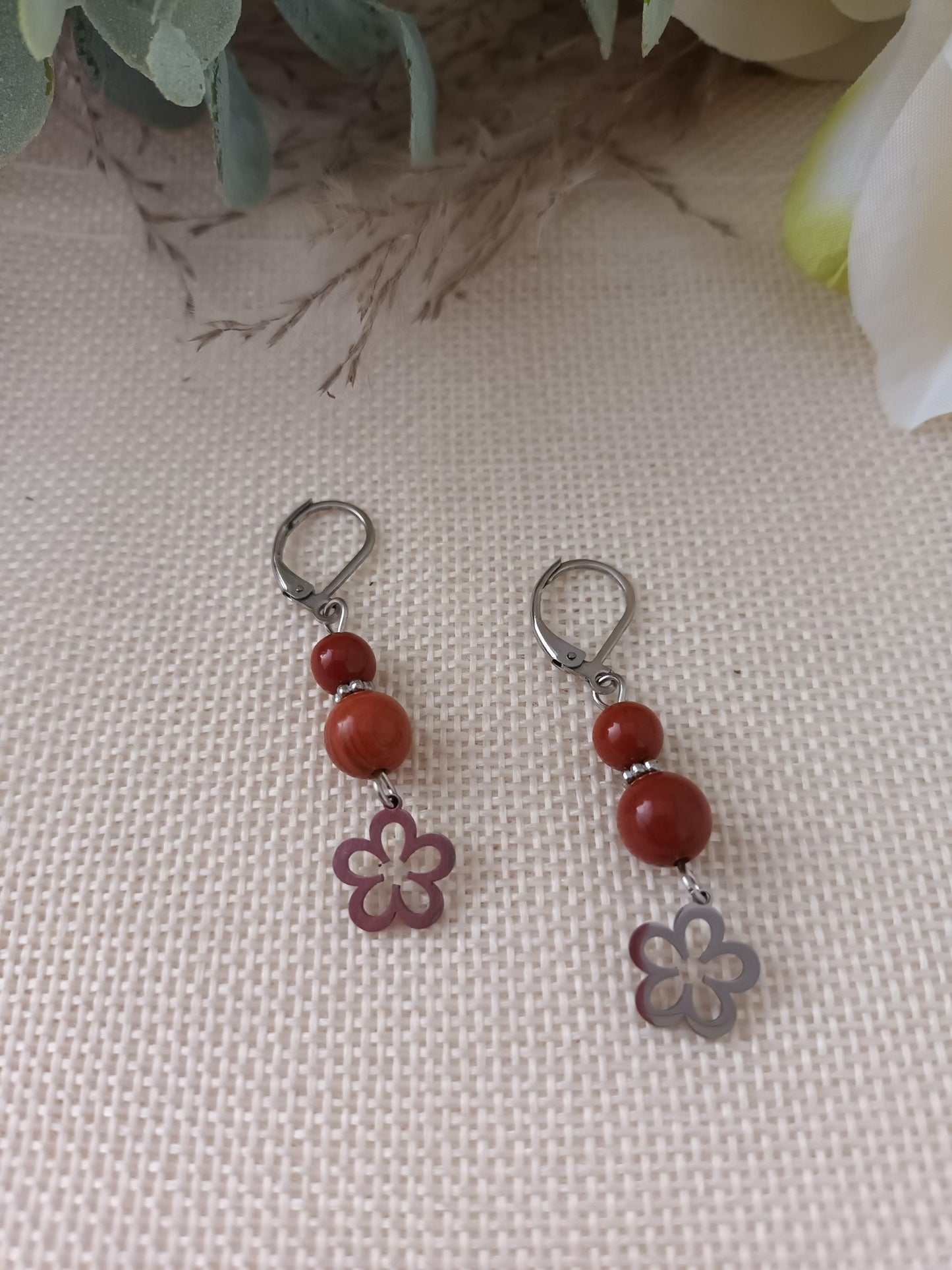 Boucles d’oreilles jaspe rouge - fleur acier inox - 4,6 × 1 cm