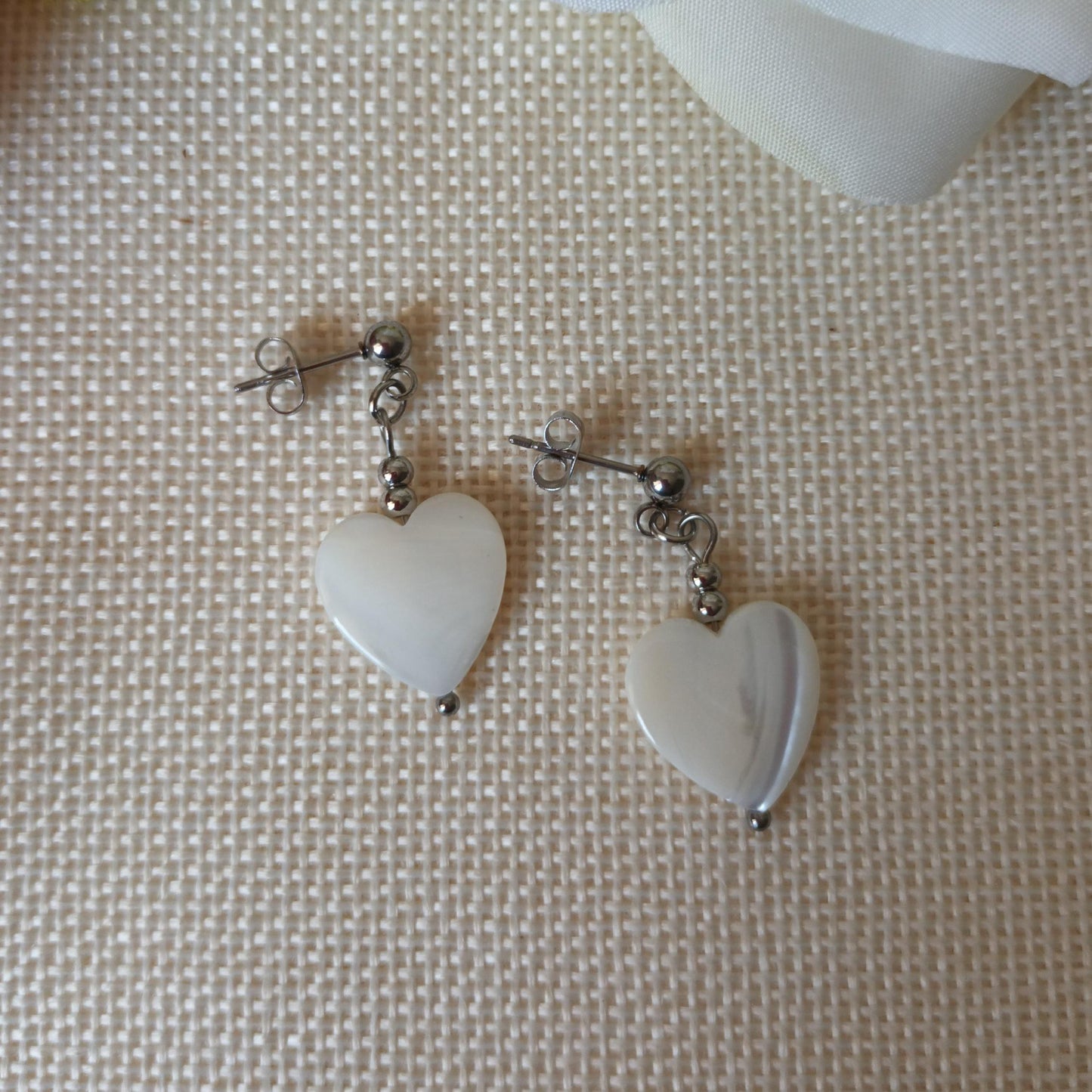 Boucles d’oreilles pendantes cœur nacre et acier inox - 3,4 × 1,5 cm
