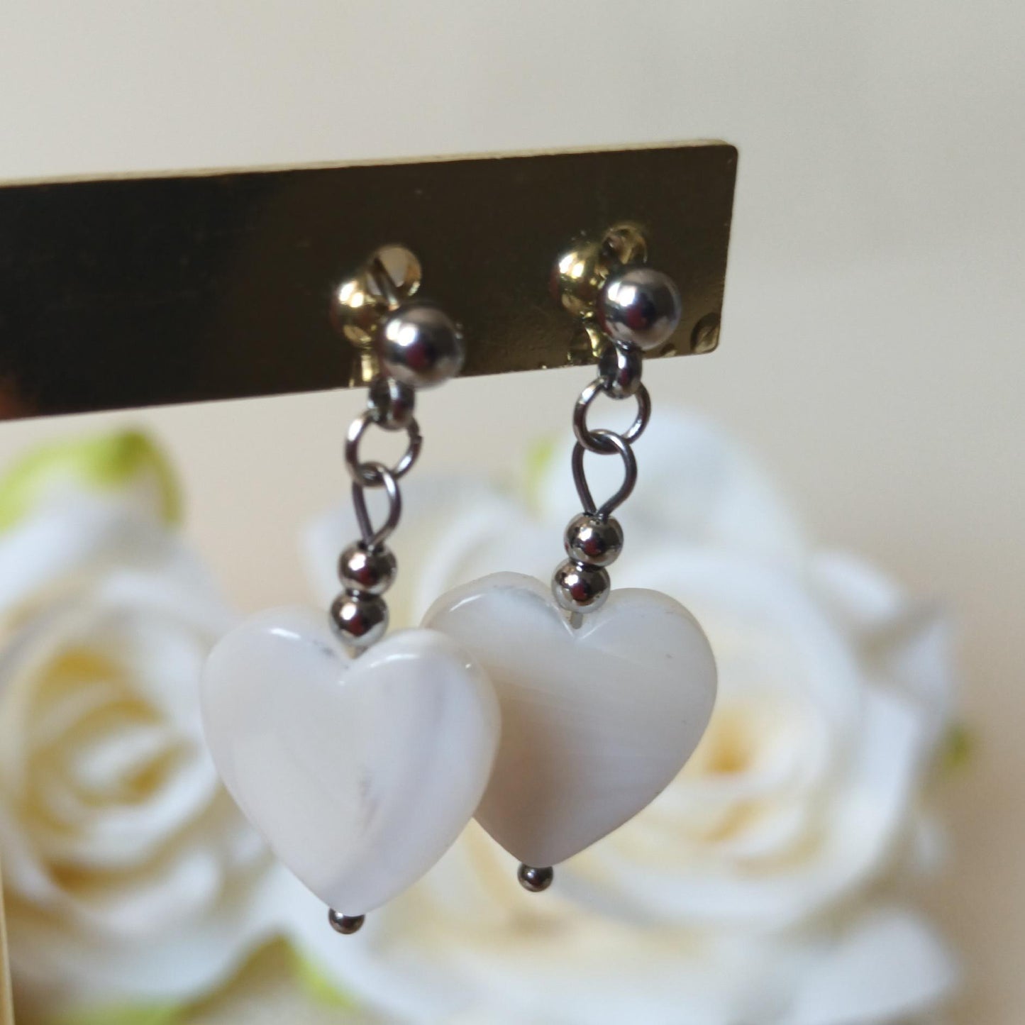 Boucles d’oreilles pendantes cœur nacre et acier inox - 3,4 × 1,5 cm