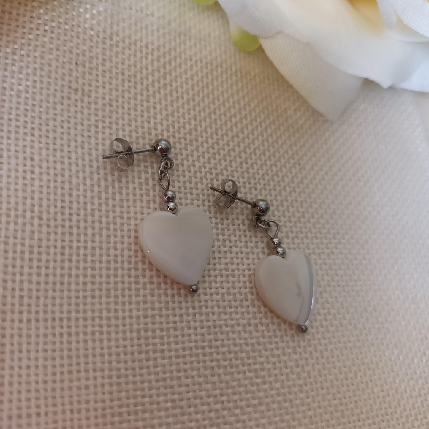 Boucles d’oreilles pendantes cœur nacre et acier inox - 3,4 × 1,5 cm
