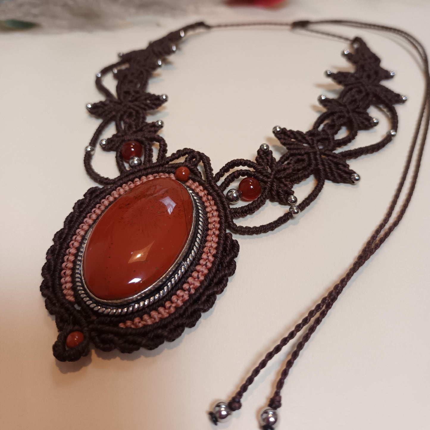 Collier micro‑macramé jaspe rouge et cornaline – pierre 3,7 × 2,3 cm