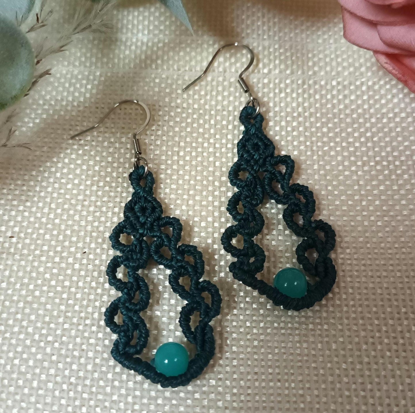 Boucles d’oreilles amazonite du Pérou – micro‑macramé – pendantes 6,4 cm