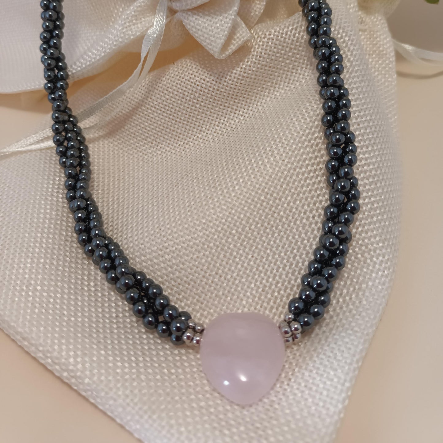 Collier quartz rose et hématite – cœur central – acier inoxydable