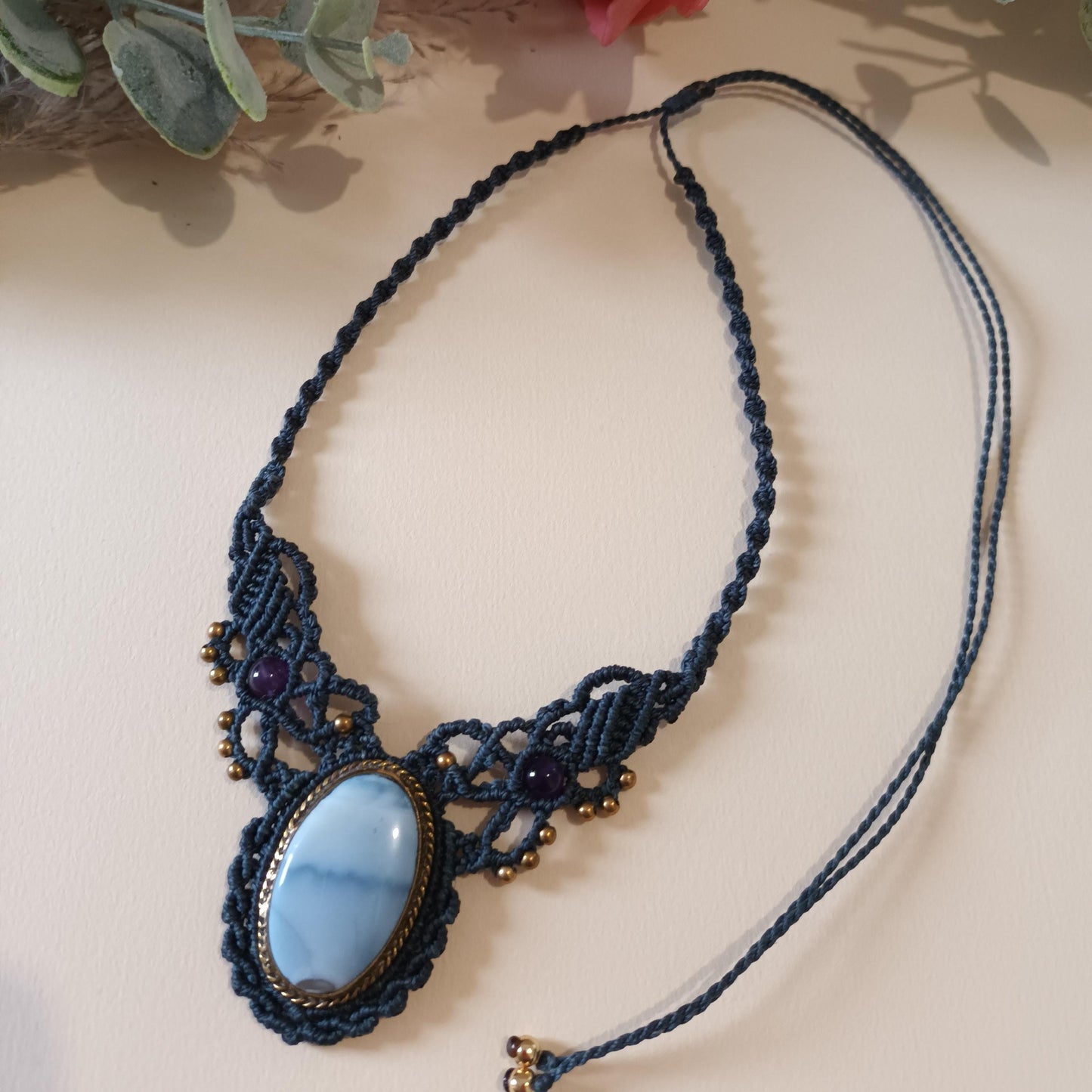 Collier micro‑macramé opale bleue et améthyste – réglable