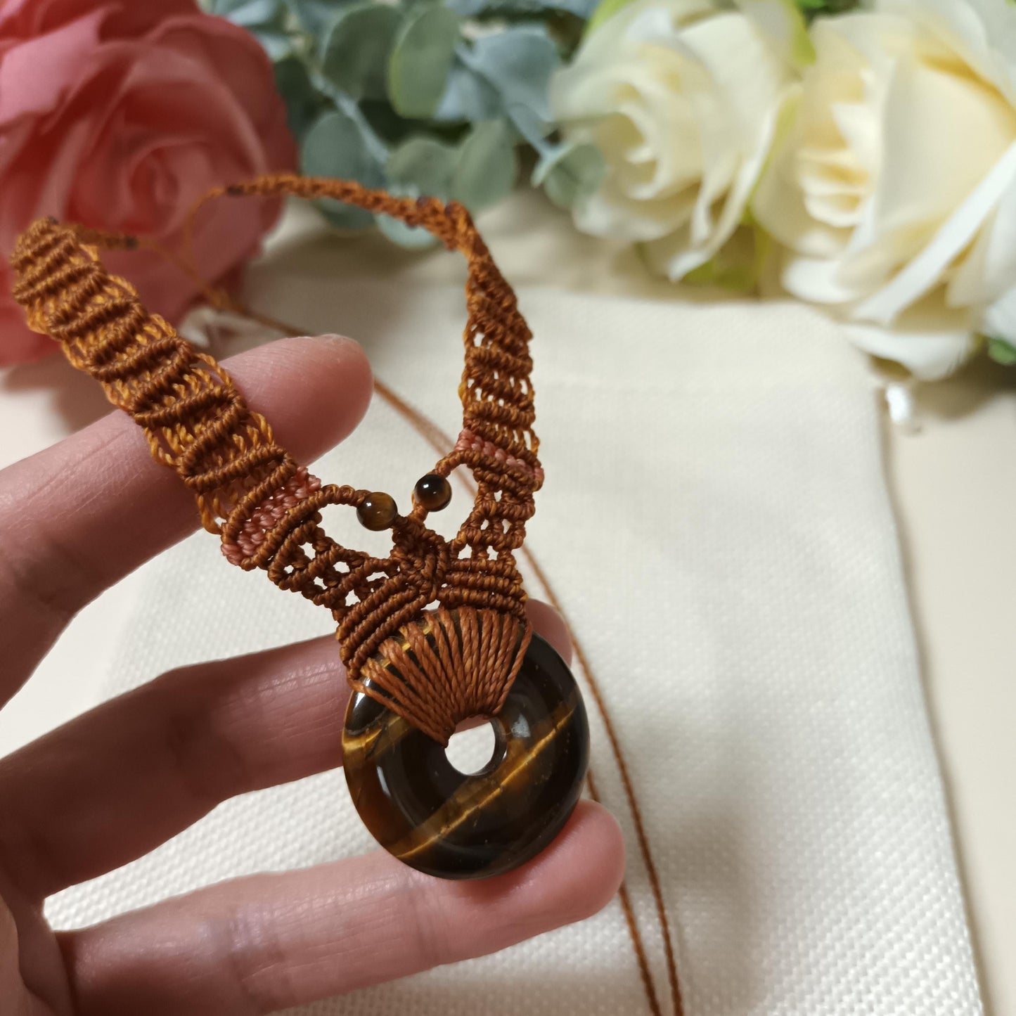 Collier donut œil de tigre 3 cm – micro‑macramé – réglable