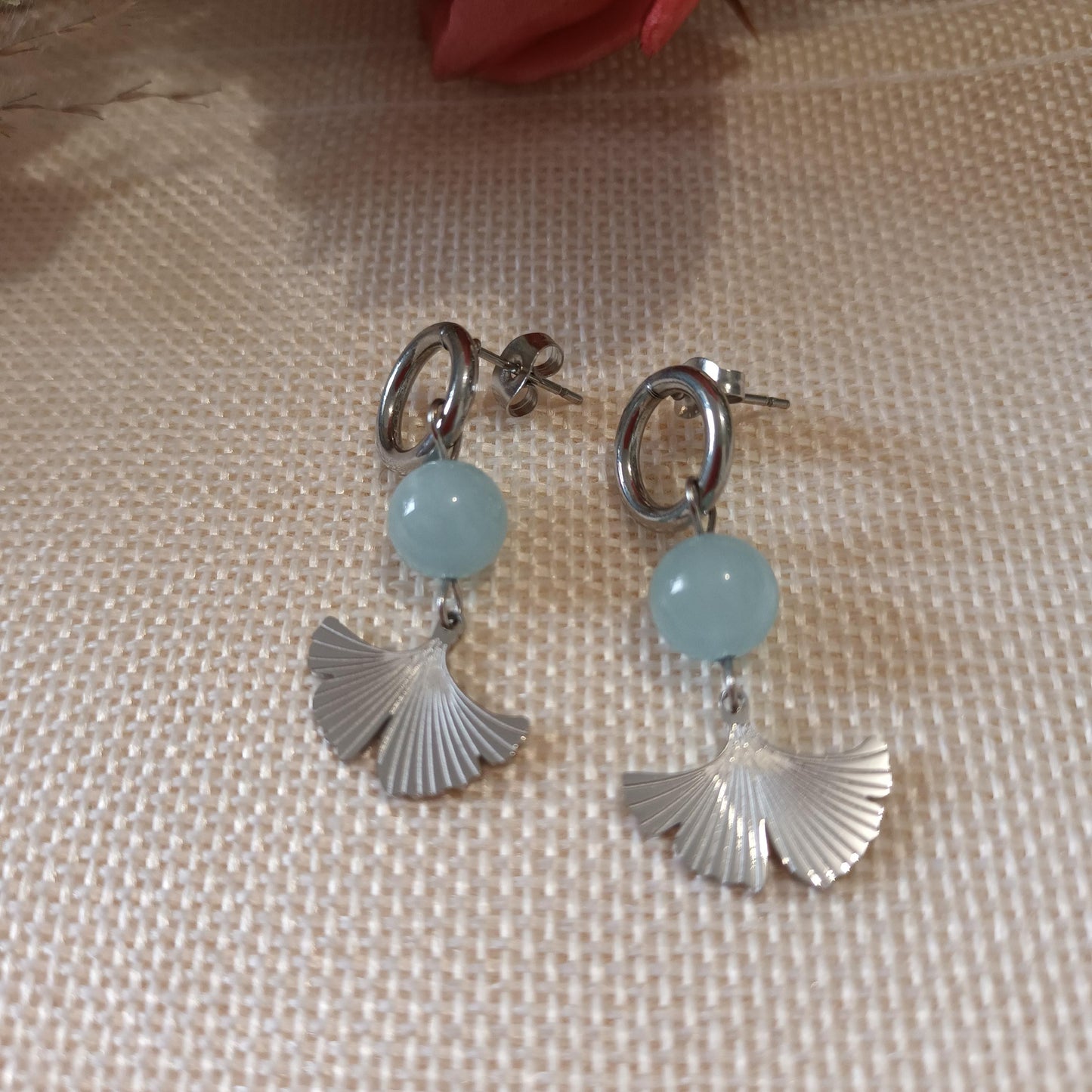 Boucles d’oreilles ginkgo et aigue‑marine – acier inox argent – 3,8 × 1,7 cm