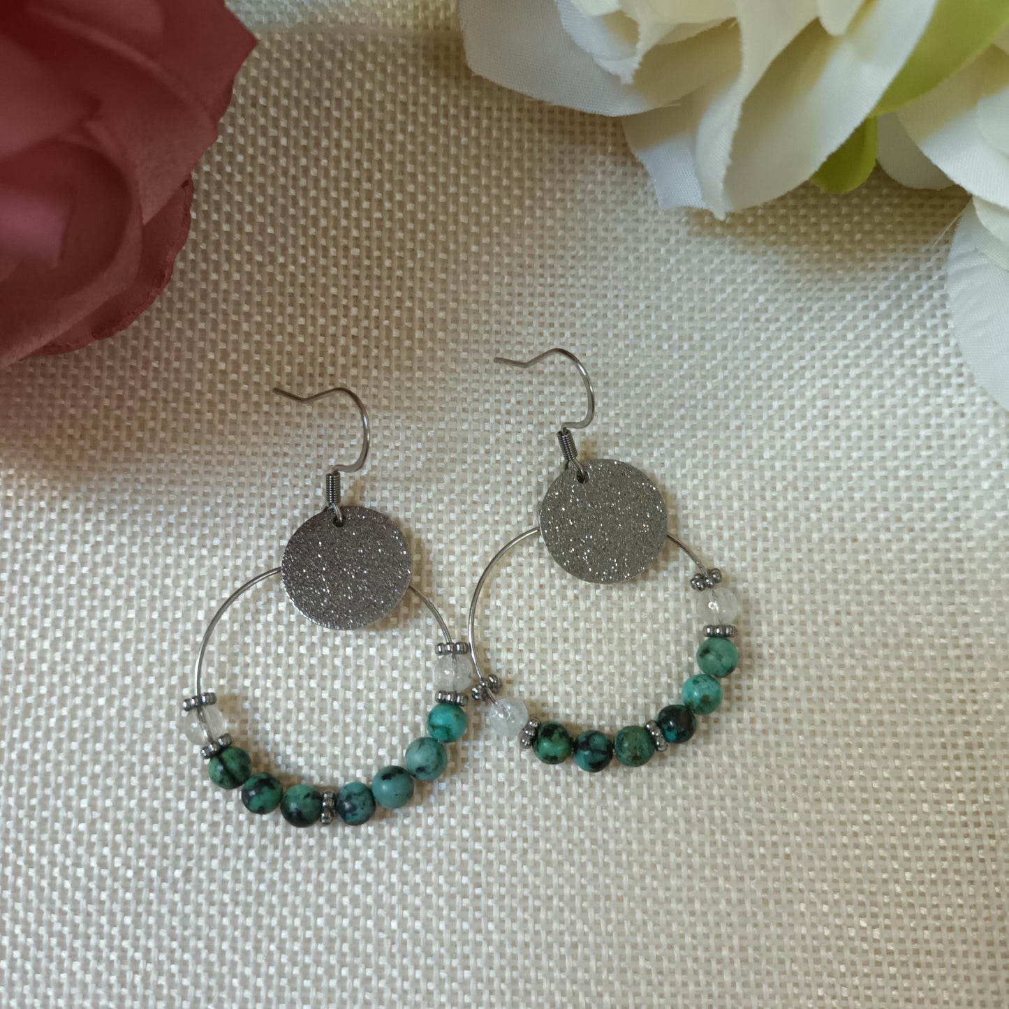 Boucles d’oreilles turquoise d’Afrique & cristal de roche • anneaux • acier inox argent • 5 × 3,5 cm