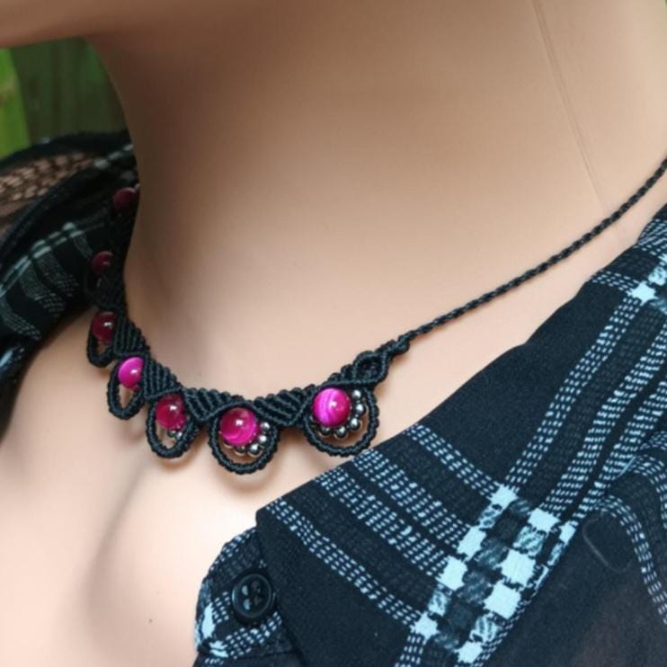 Collier œil de tigre teinté 6 mm – perles acier inox –  micro‑macramé -réglable