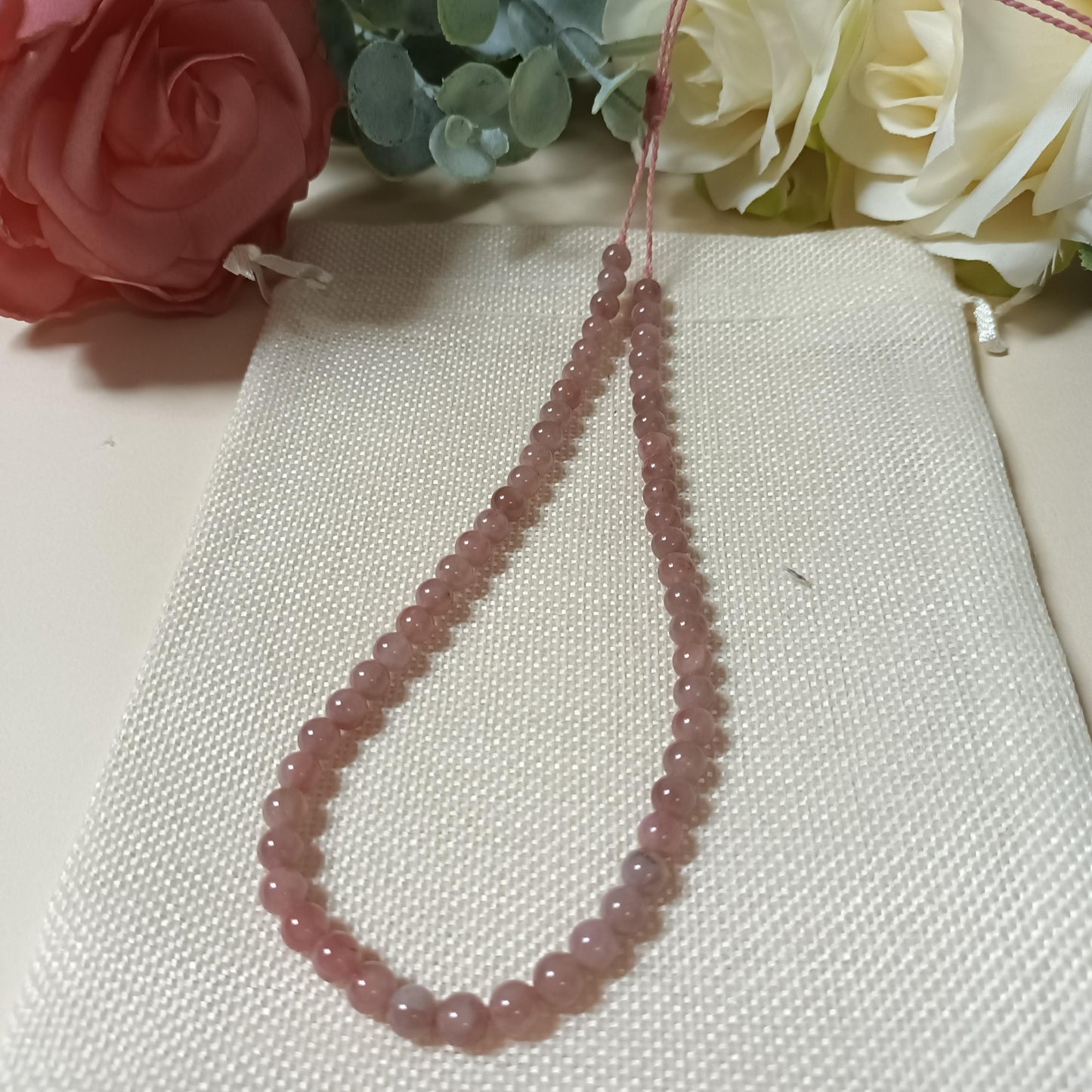 Collier quartz rose Madagascar – perles 6 mm – lien macramé réglable