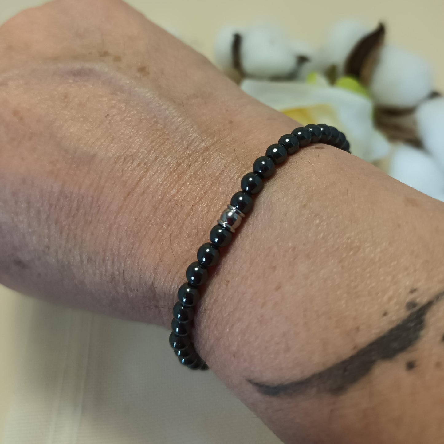 Bracelet hématite 4 mm - perle acier inox – élastique 15 cm