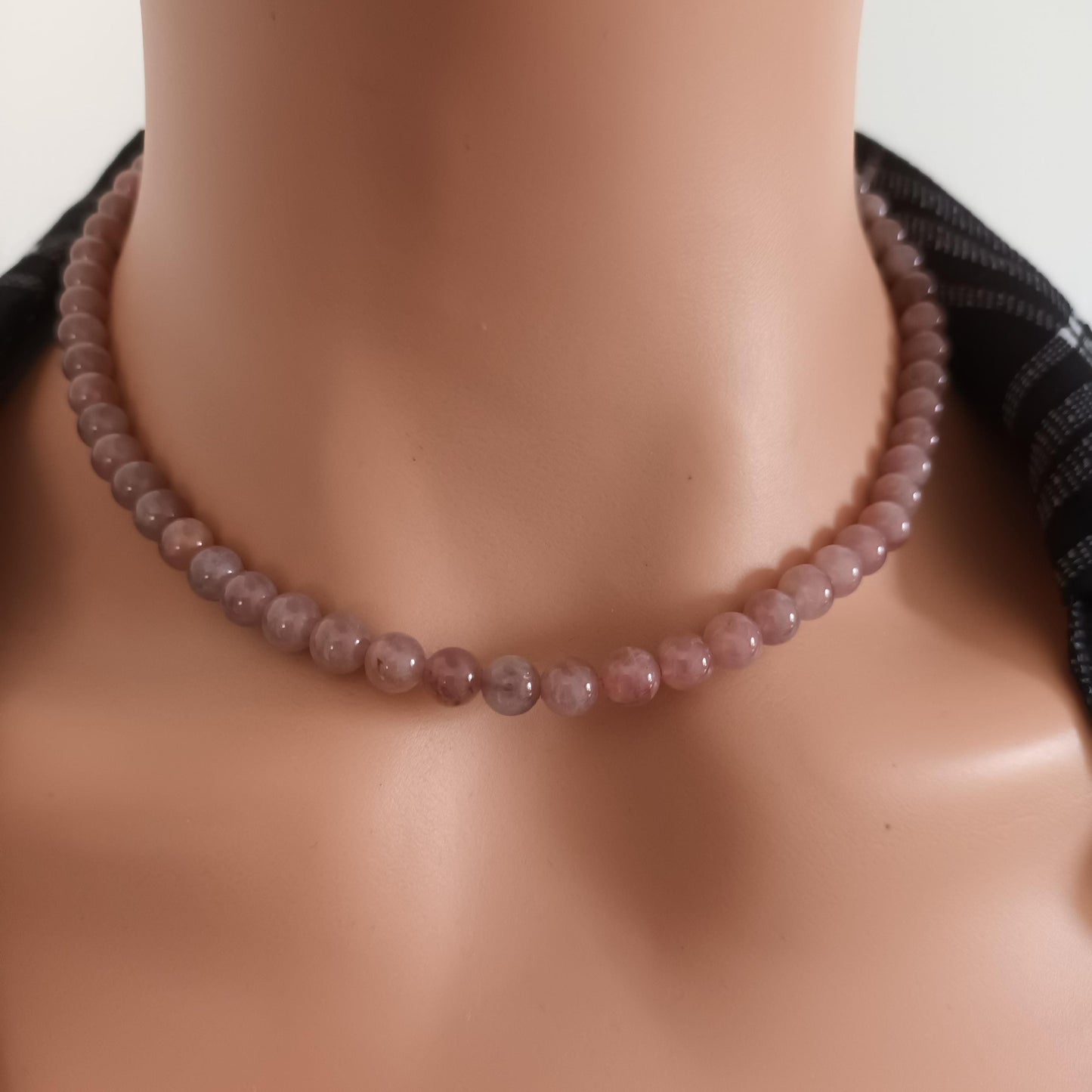 Collier quartz rose Madagascar – perles 6 mm – lien macramé réglable