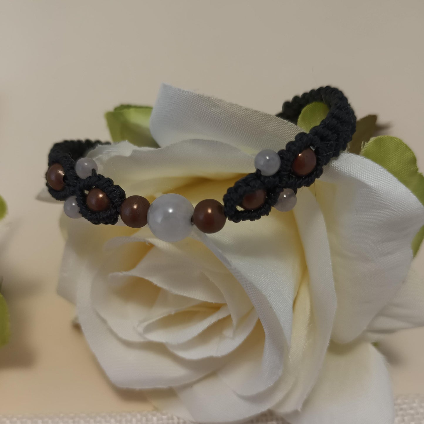 Bracelet quartz rose et laiton - micro-macramé - réglable