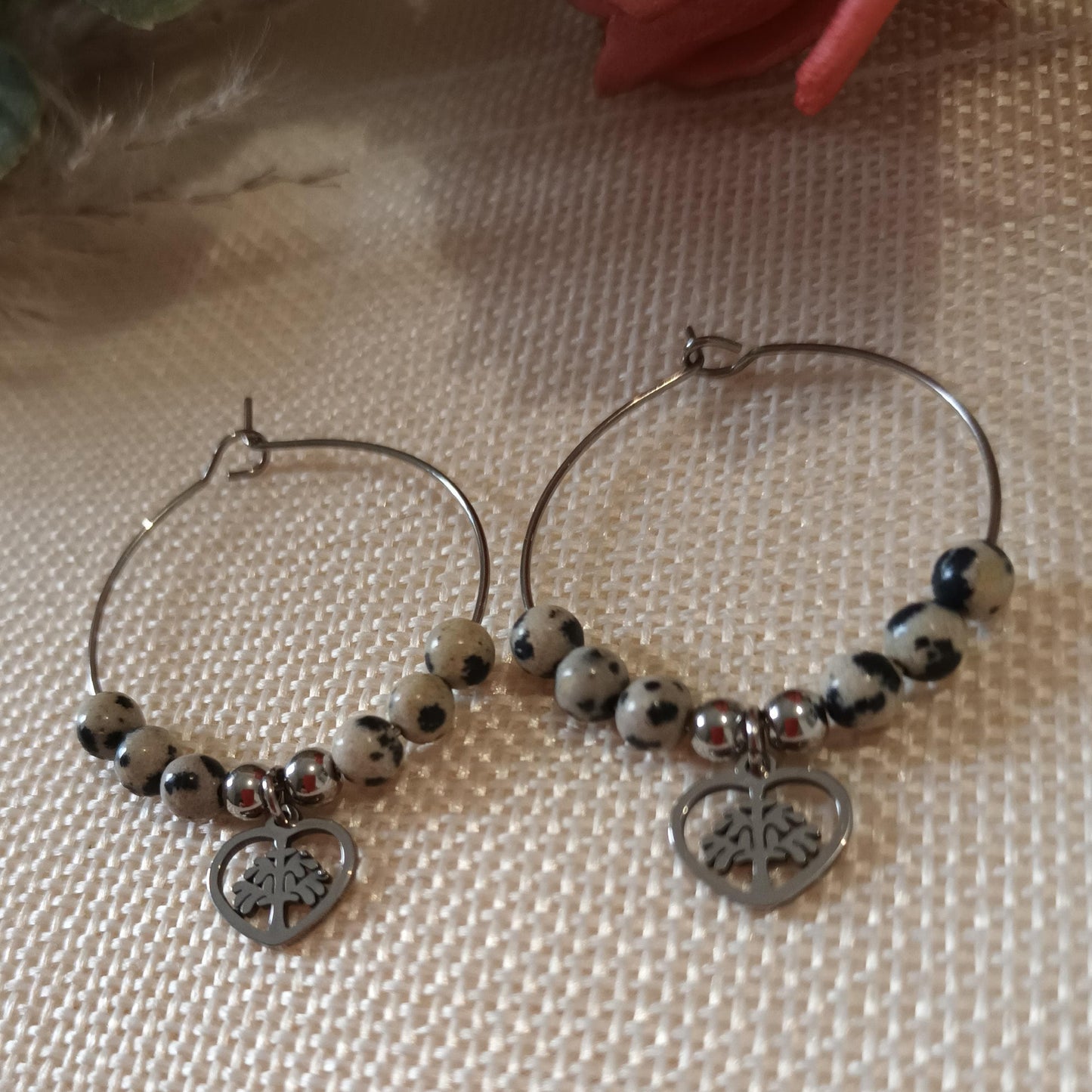 Boucles d’oreilles anneau cœur arbre de vie - jaspe dalmatien - acier inox argent - 4 × 3 cm