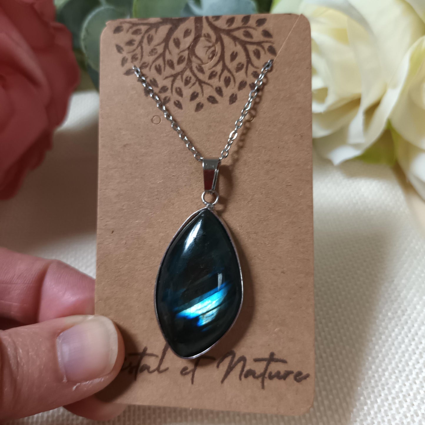 Pendentif labradorite sertie – collier acier inoxydable argenté – 3,5 × 2 cm