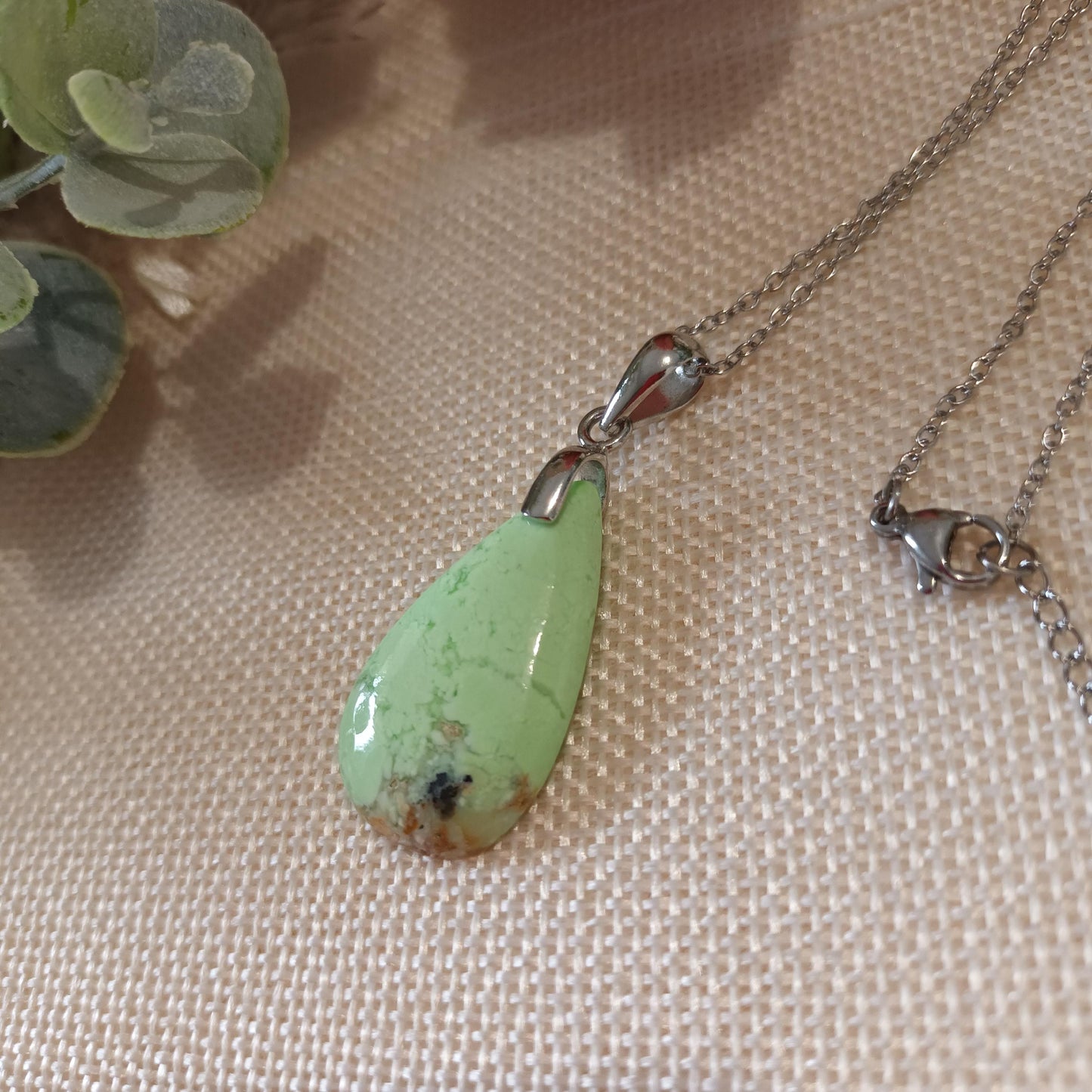 Pendentif chrysoprase citron – bélière argent – 3,2 × 1,8 cm – chaîne inox