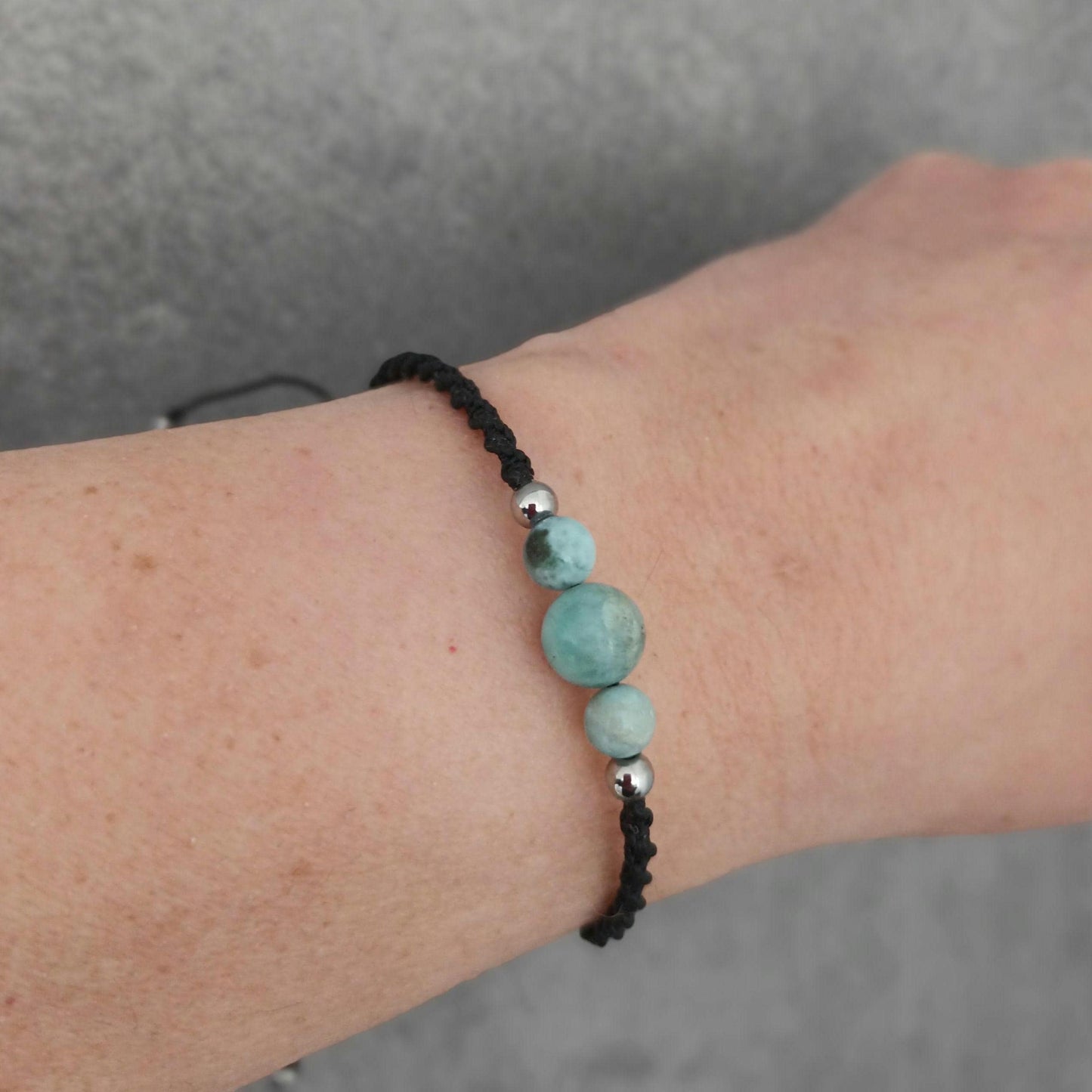 Bracelet micro‑macramé larimar – perles 8 mm et 6 mm – ajustable