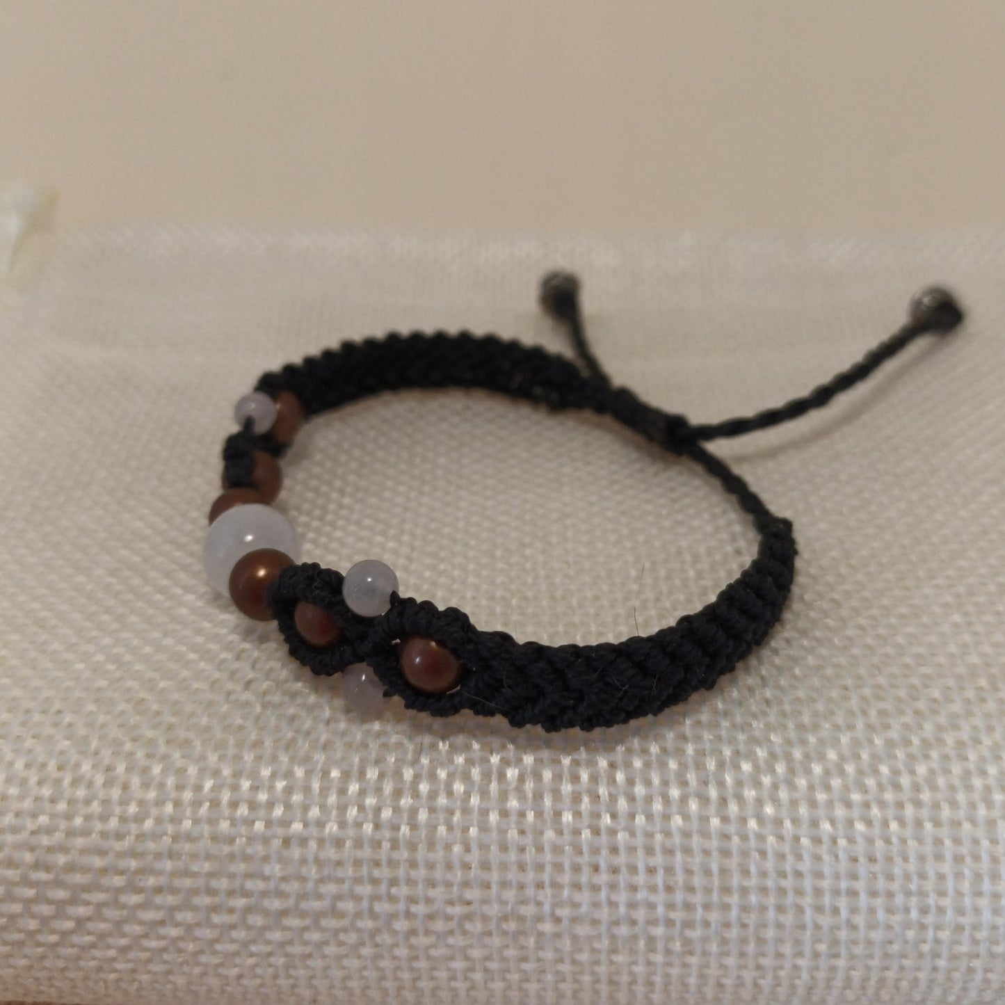 Bracelet quartz rose et laiton - micro-macramé - réglable