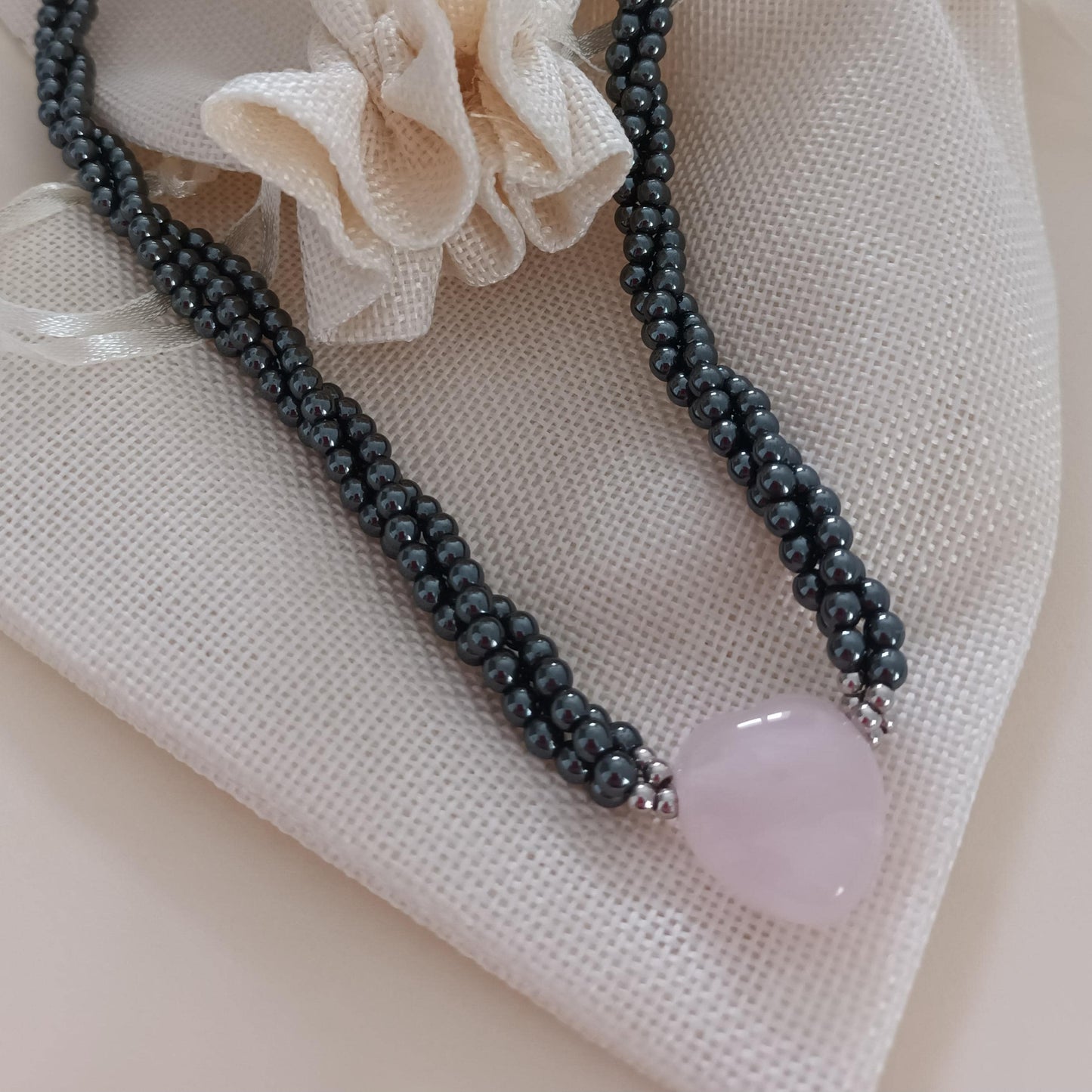 Collier quartz rose et hématite – cœur central – acier inoxydable