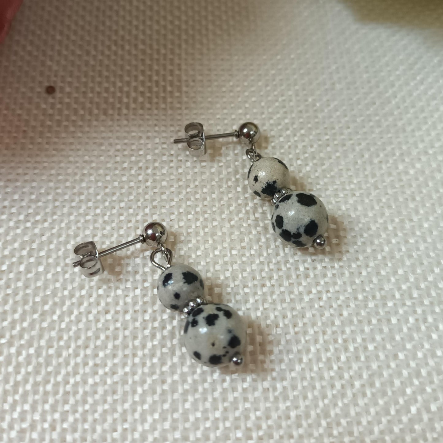 Boucles d’oreilles jaspe dalmatien – acier inox argent – 2,8 × 0,8 cm