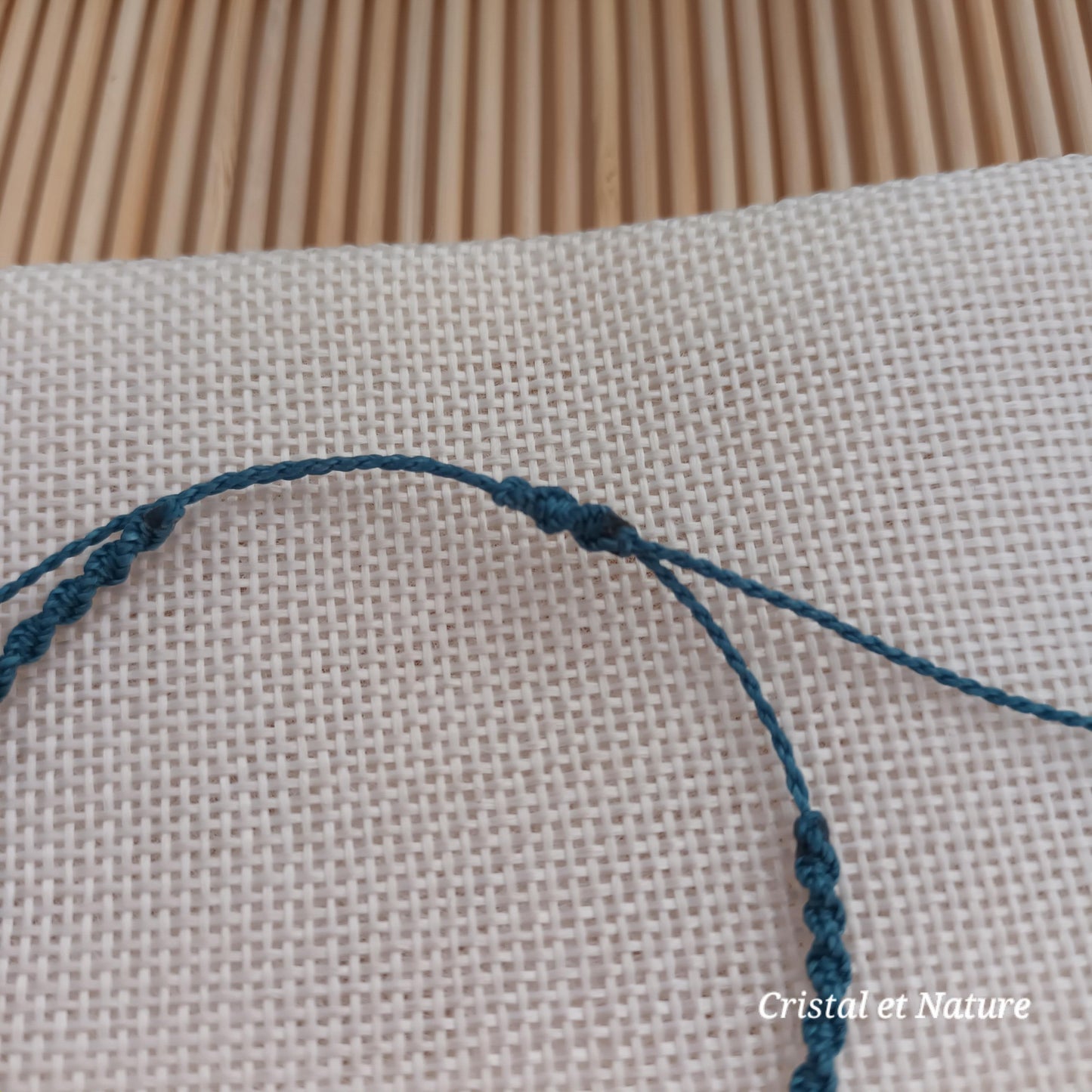 Bracelet micro‑macramé cristal de roche – perles 8 mm et 6 mm – ajustable