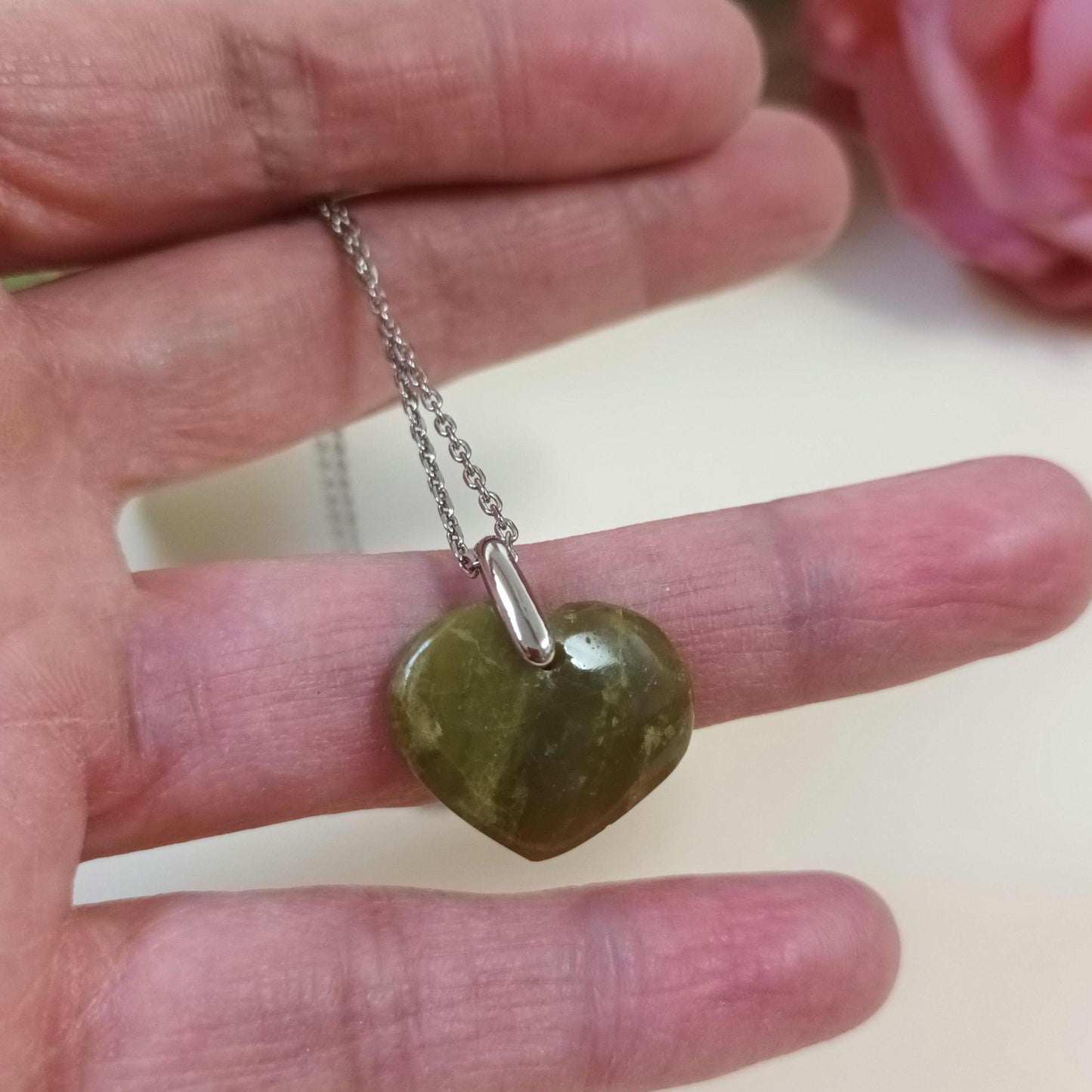 Pendentif cœur opale verte – chaîne acier inox argenté – 1,8 × 2 cm