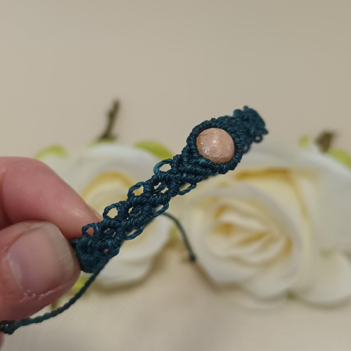 Bracelet pierre de soleil - micro-macramé - réglable