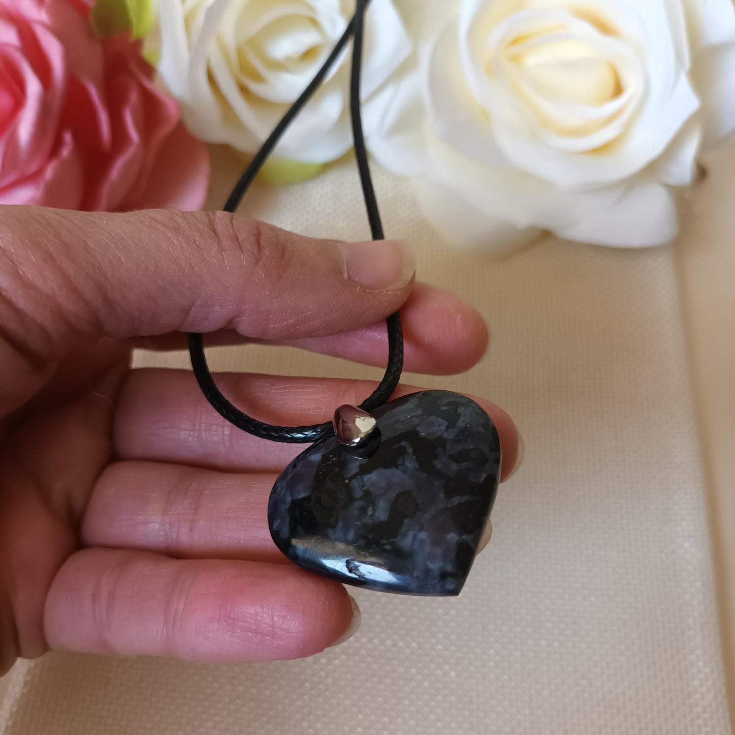 Pendentif cœur gabbro – cordon réglable