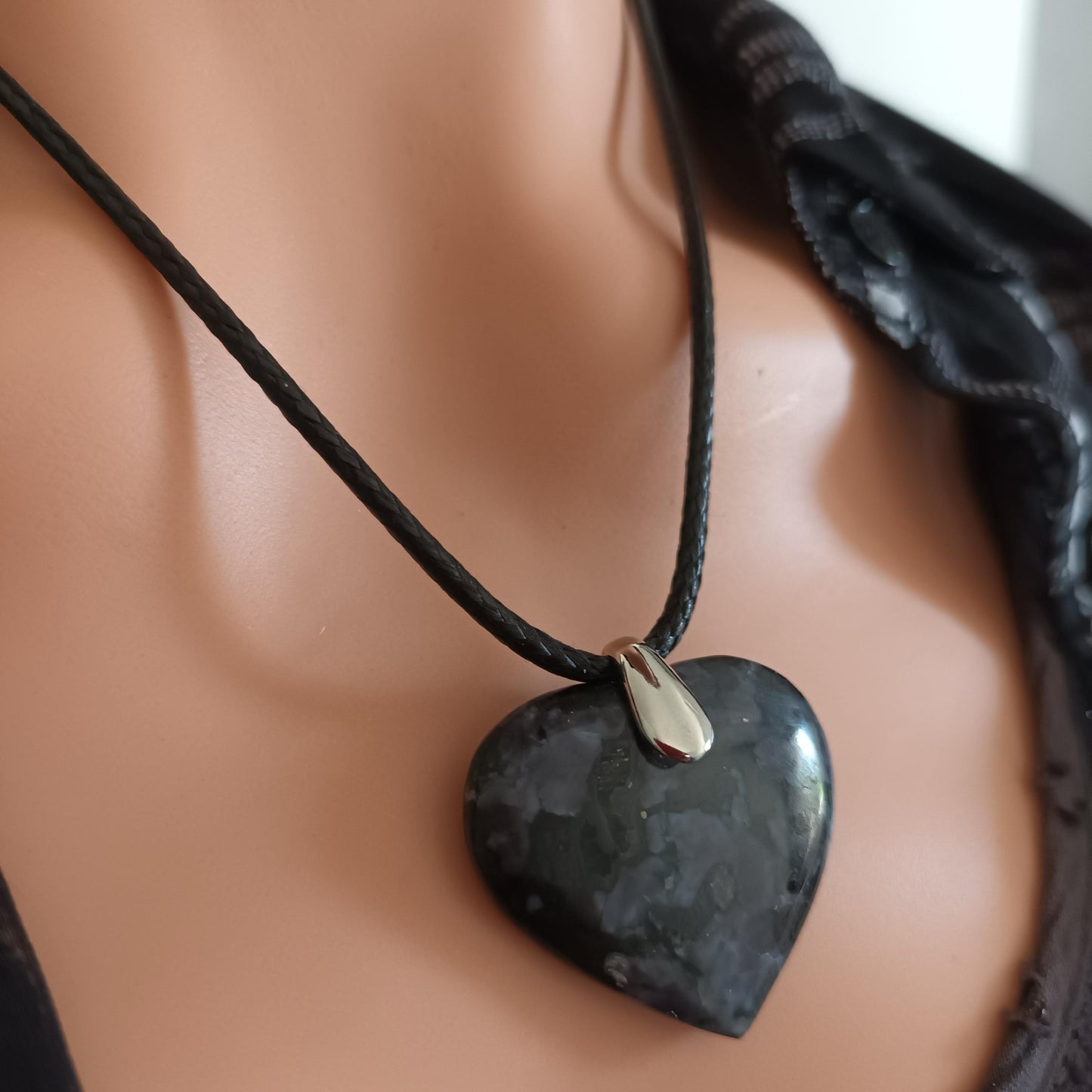 Pendentif cœur gabbro – cordon réglable