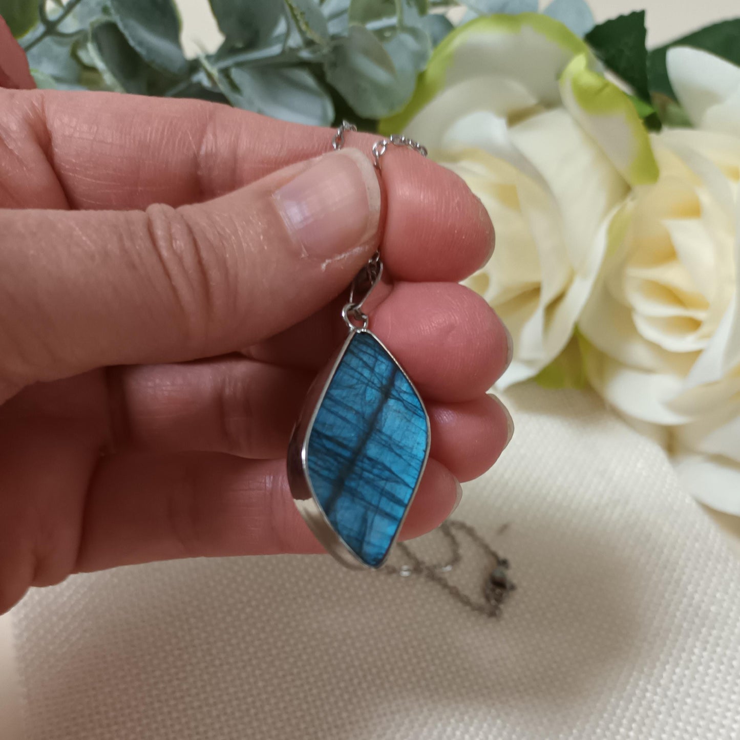 Pendentif labradorite sertie – 3 × 1,7 cm – chaîne acier inox argent