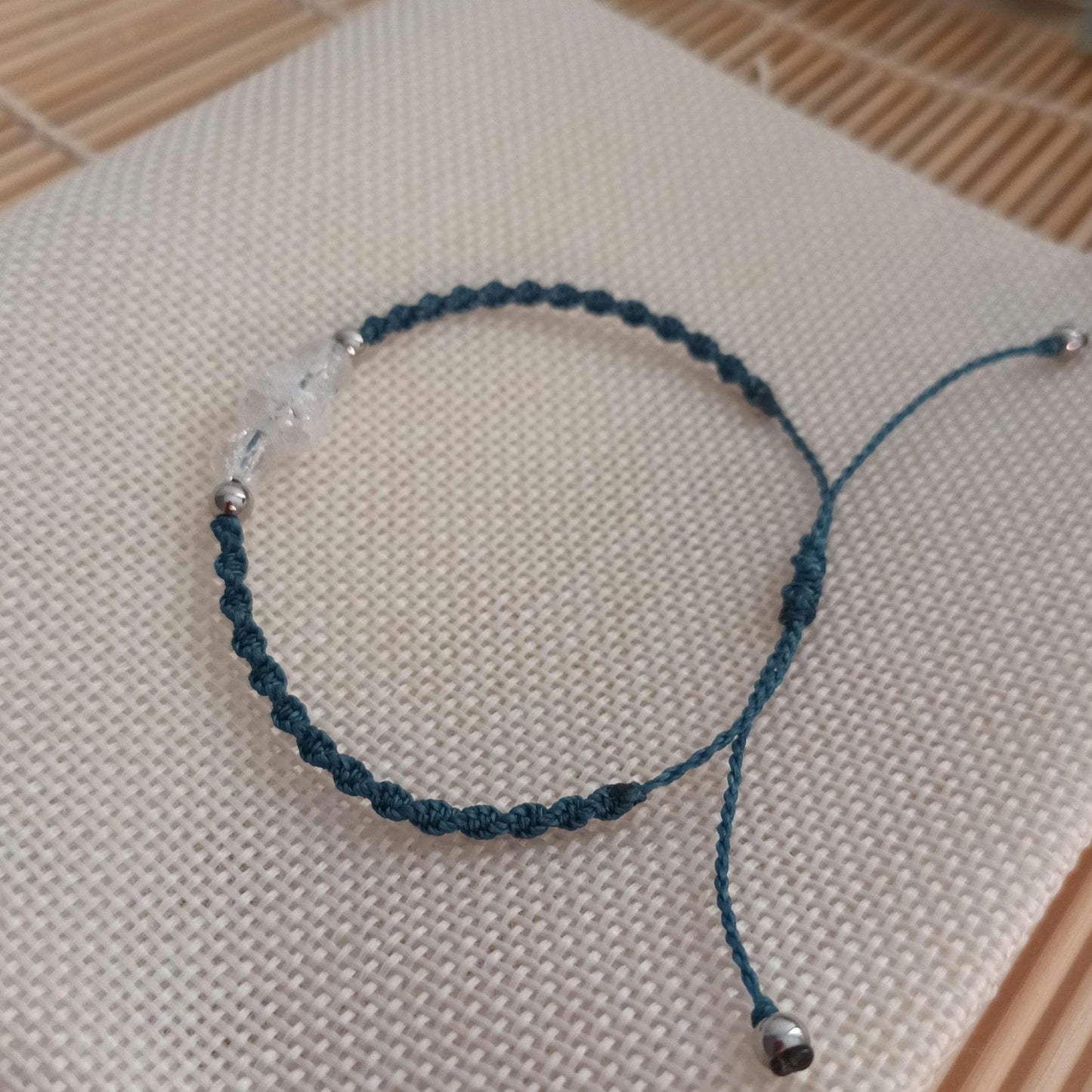 Bracelet micro‑macramé cristal de roche – perles 8 mm et 6 mm – ajustable