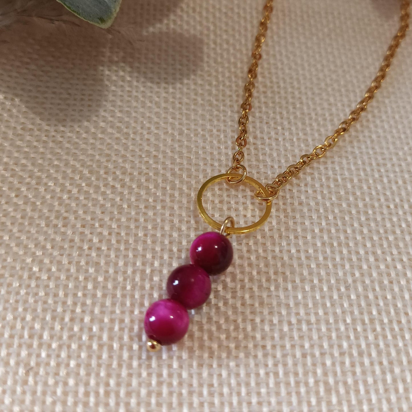 Collier œil de tigre rose – cercle inox doré – pierre 3,4 × 1,2 cm