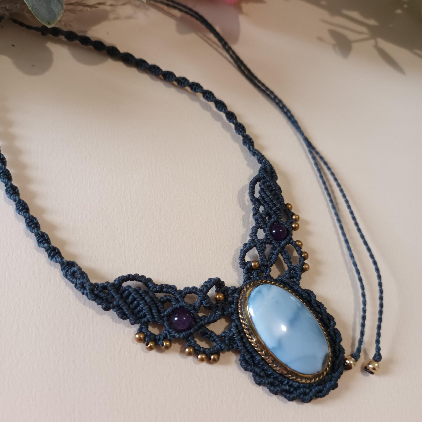 Collier micro‑macramé opale bleue et améthyste – réglable