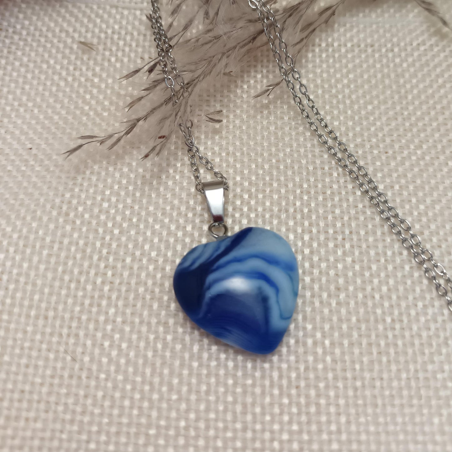 Pendentif cœur agate bleu 2 × 2 cm - chaîne acier inox argent