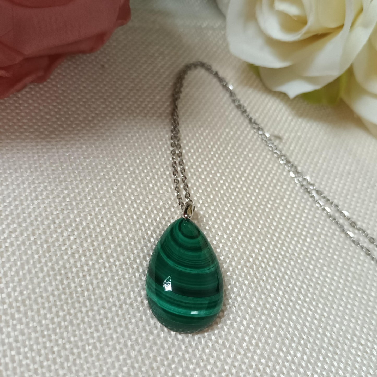 Pendentif malachite naturelle – 3 × 1,9 cm – chaîne acier inox argenté