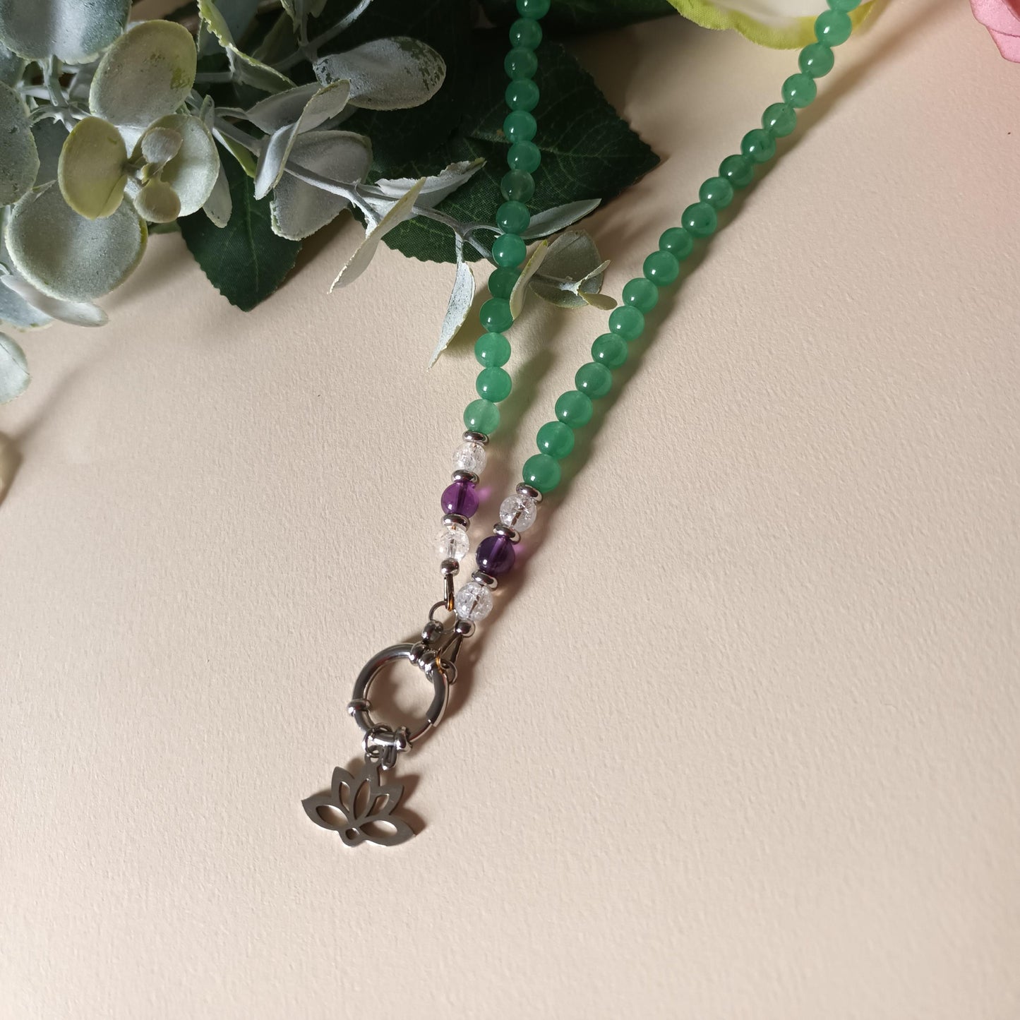 Collier aventurine verte - cristal craquelé - améthyste perles 6 mm - lotus acier inox - 43 cm