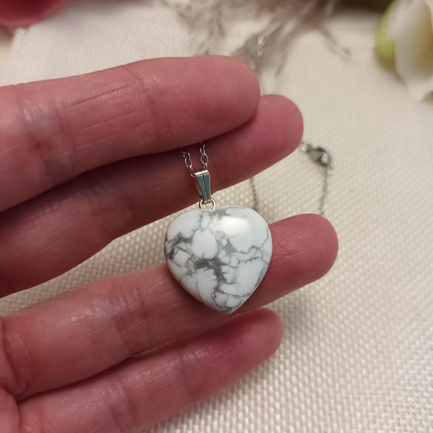 Pendentif cœur howlite 2,2 × 2 cm - chaîne acier inox argent