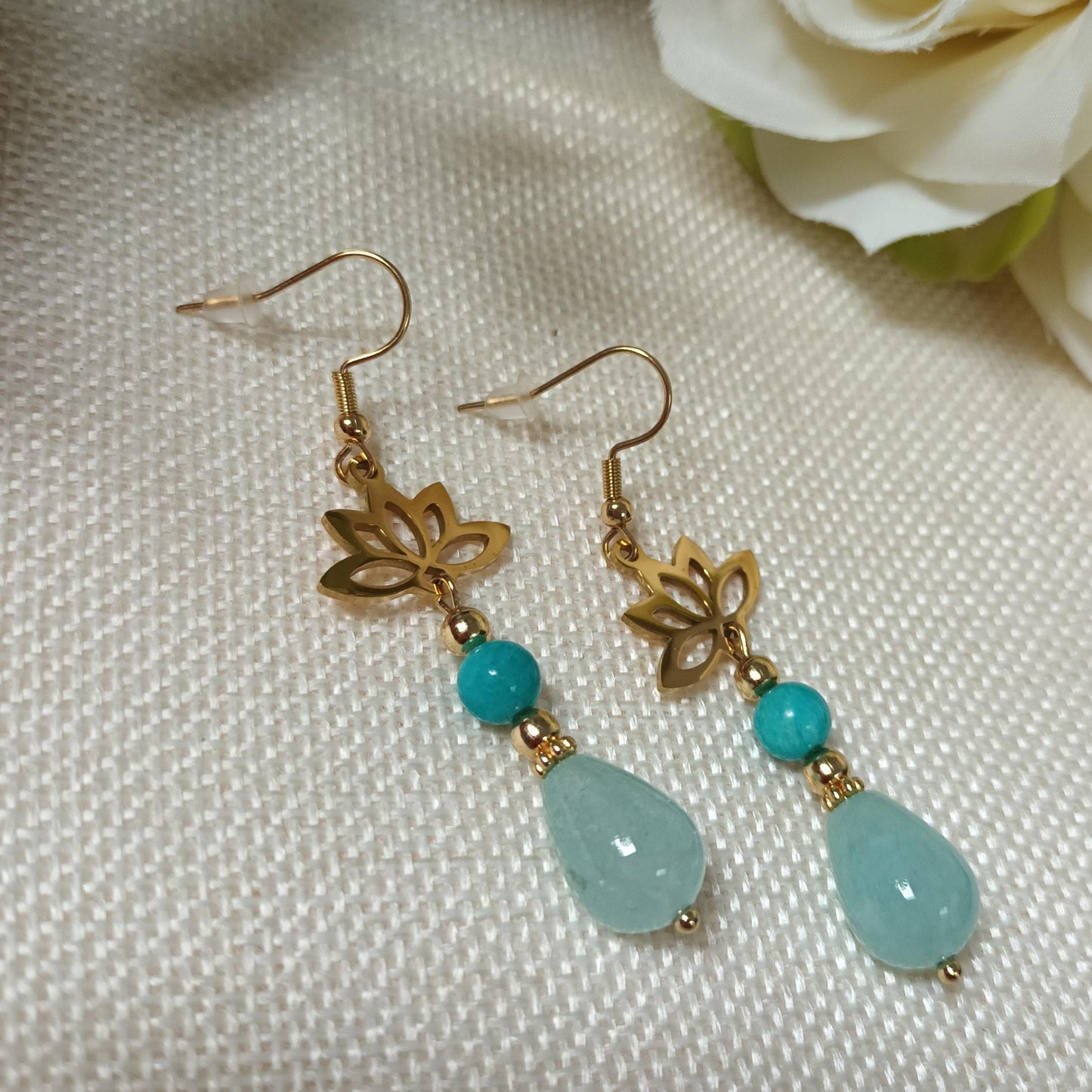 Boucles d’oreilles amazonite – lotus acier inox or – 6,6 × 1 cm – fait main