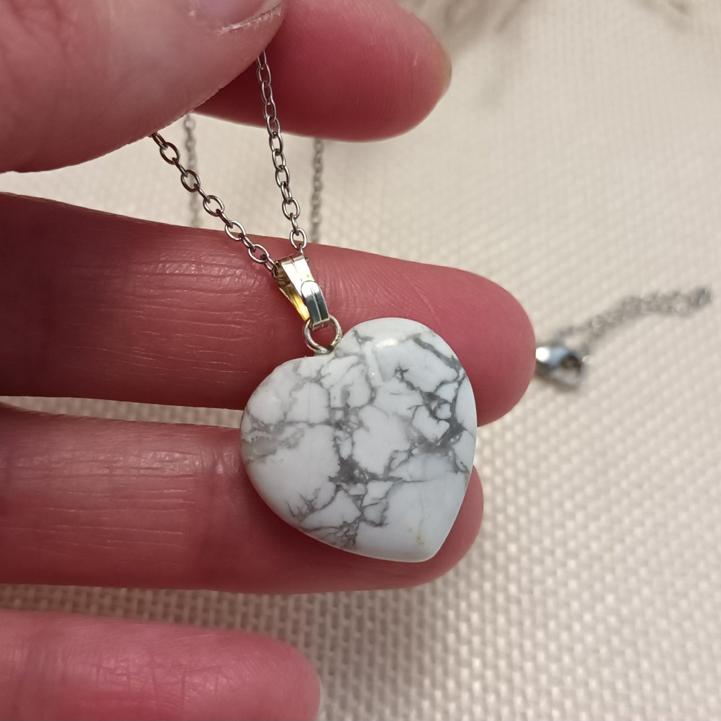 Pendentif cœur howlite 2,2 × 2 cm - chaîne acier inox argent