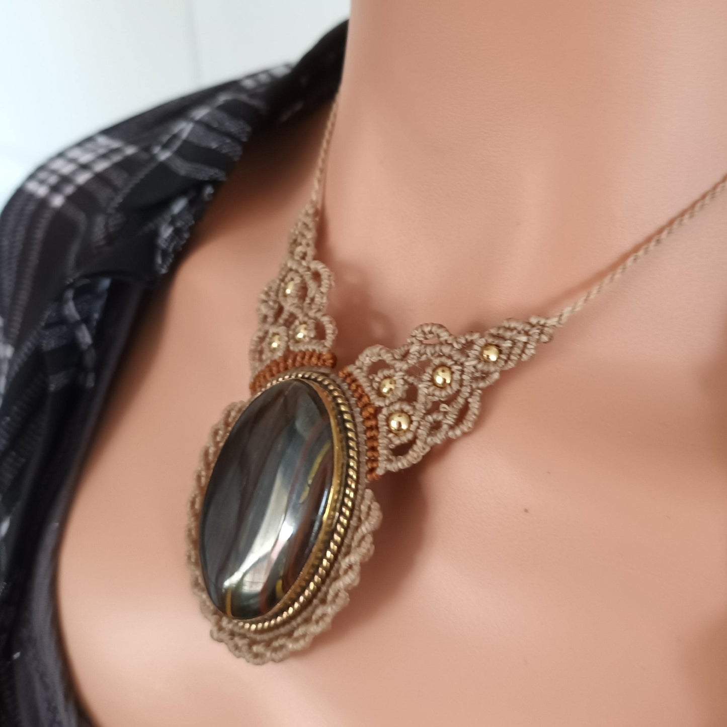 Collier œil de fer - 4,3 × 2,8 cm -  micro‑macramé - réglable