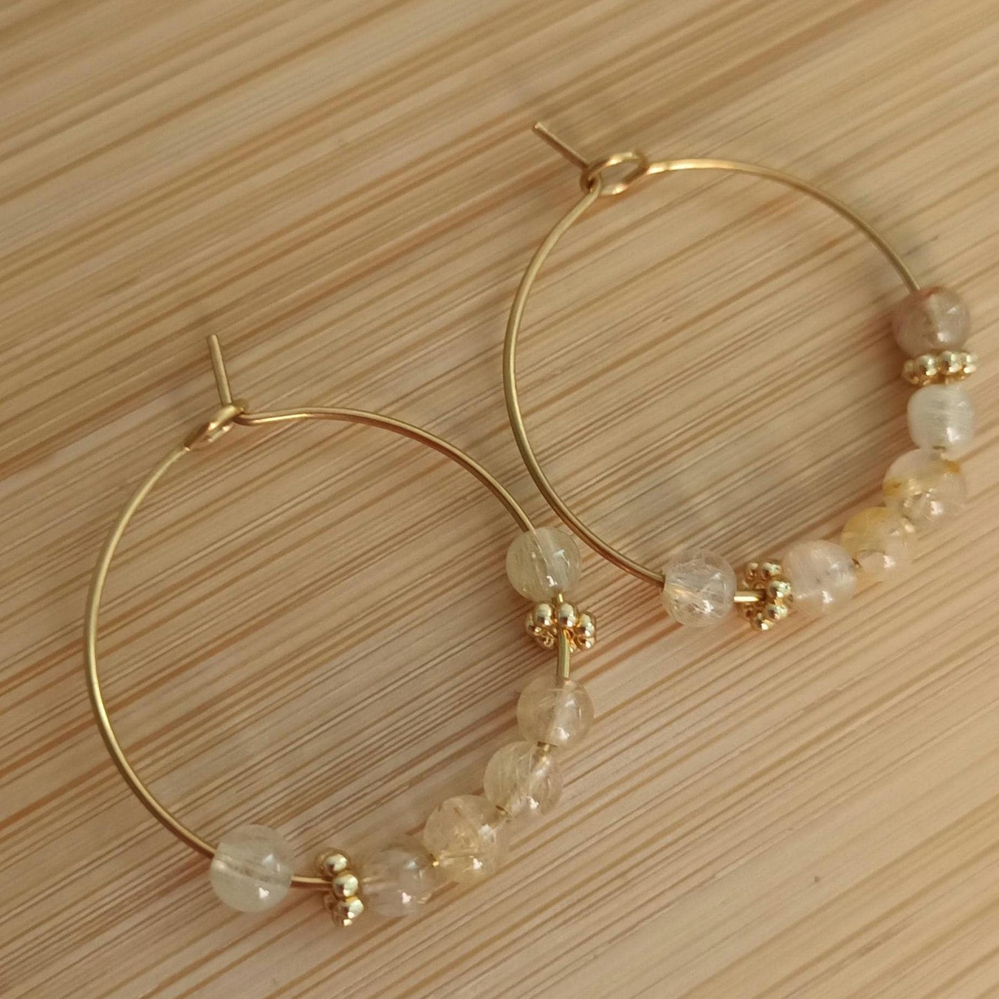 Boucles d’oreilles anneaux or – cristal de roche rutile 4 mm – acier inoxydable